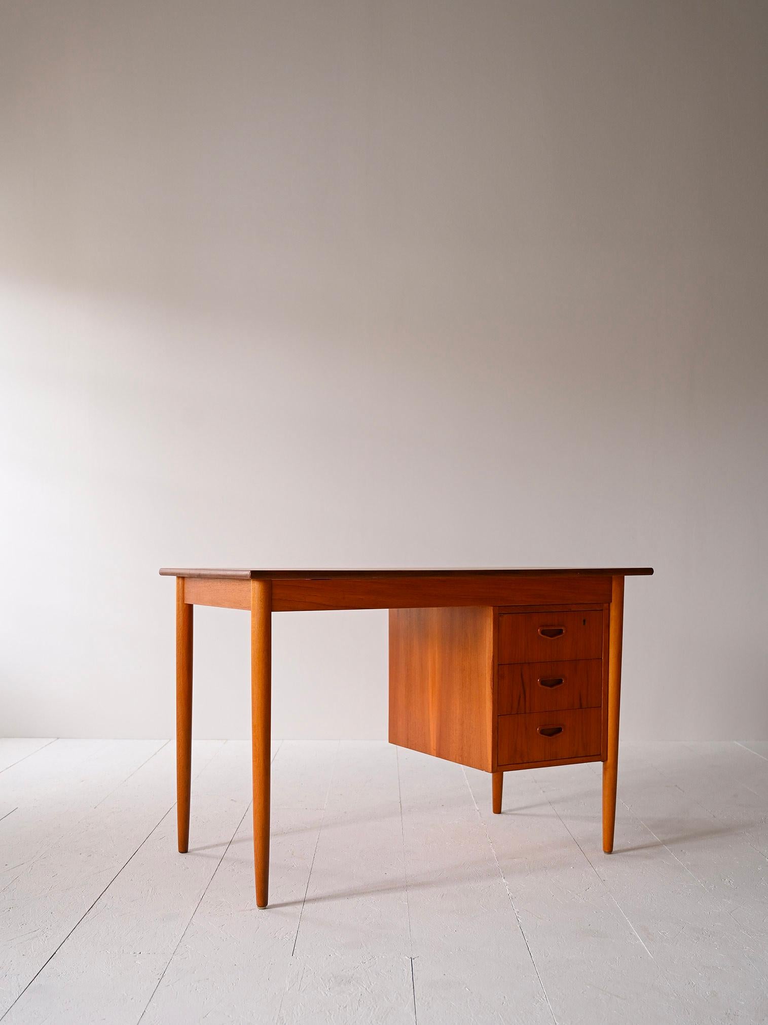 Scandinavian desk with 3 drawers In Good Condition In Brescia, IT