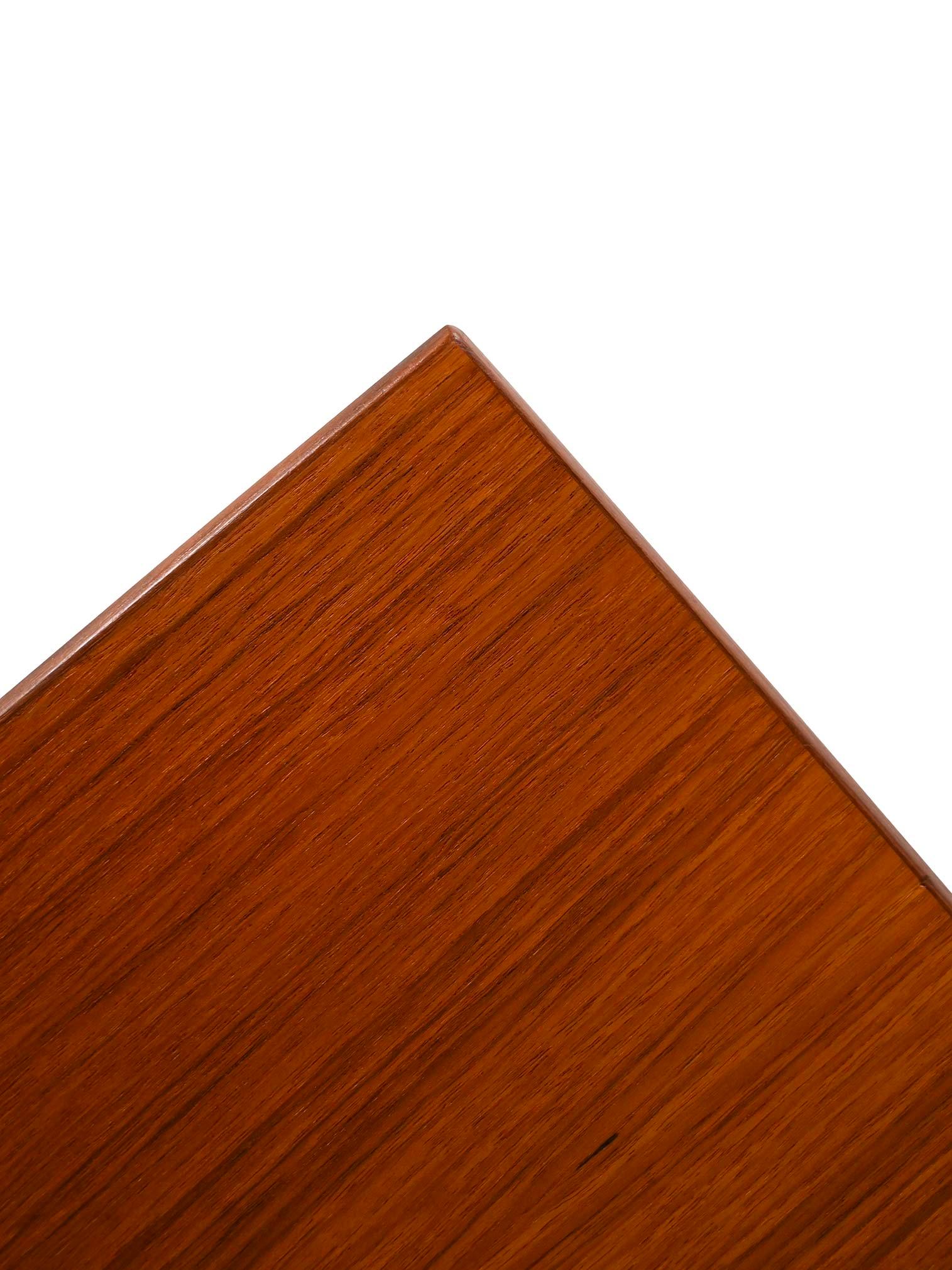 Scandinavian desk with 3 drawers 1