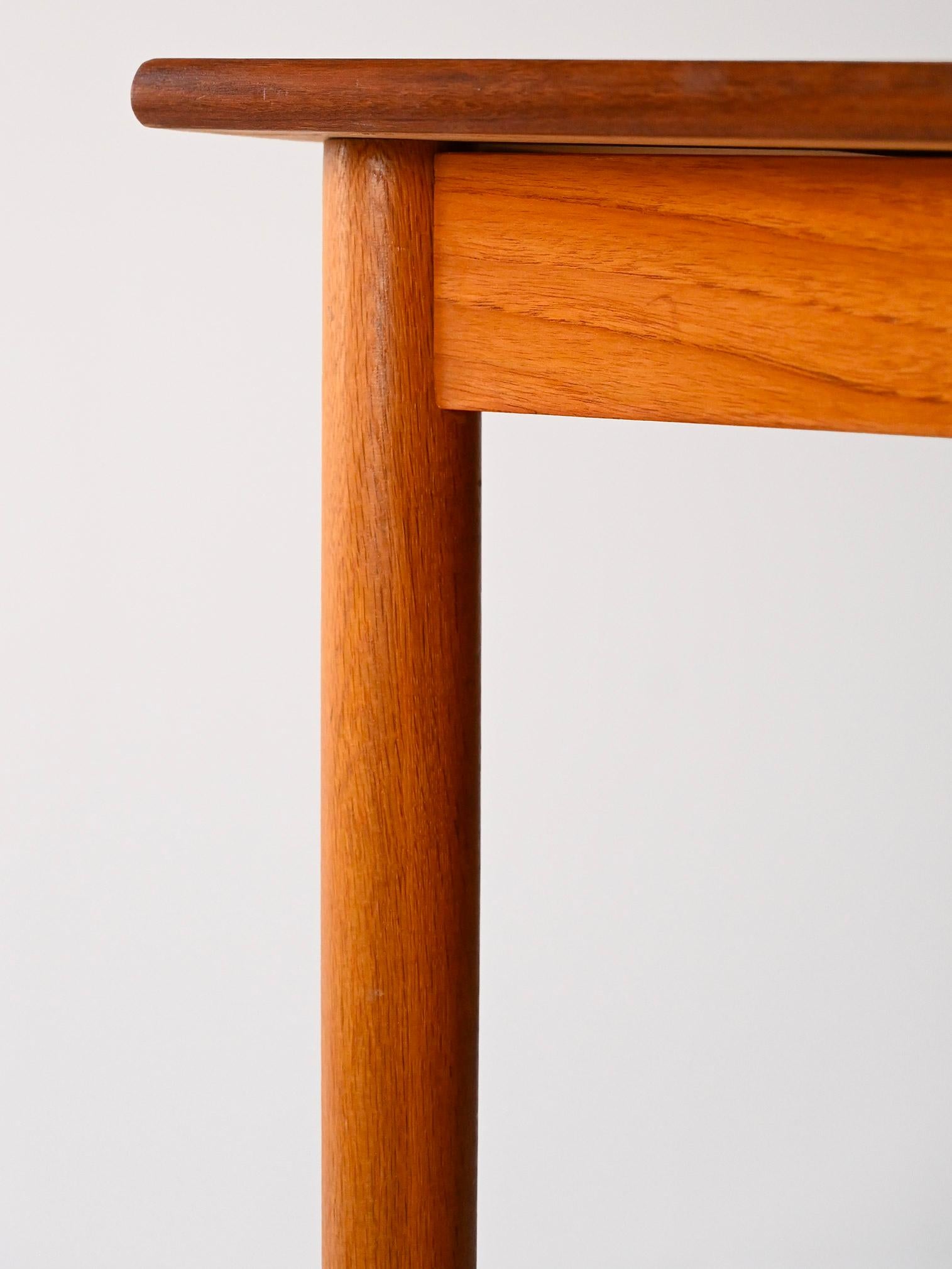 Scandinavian desk with 3 drawers 2