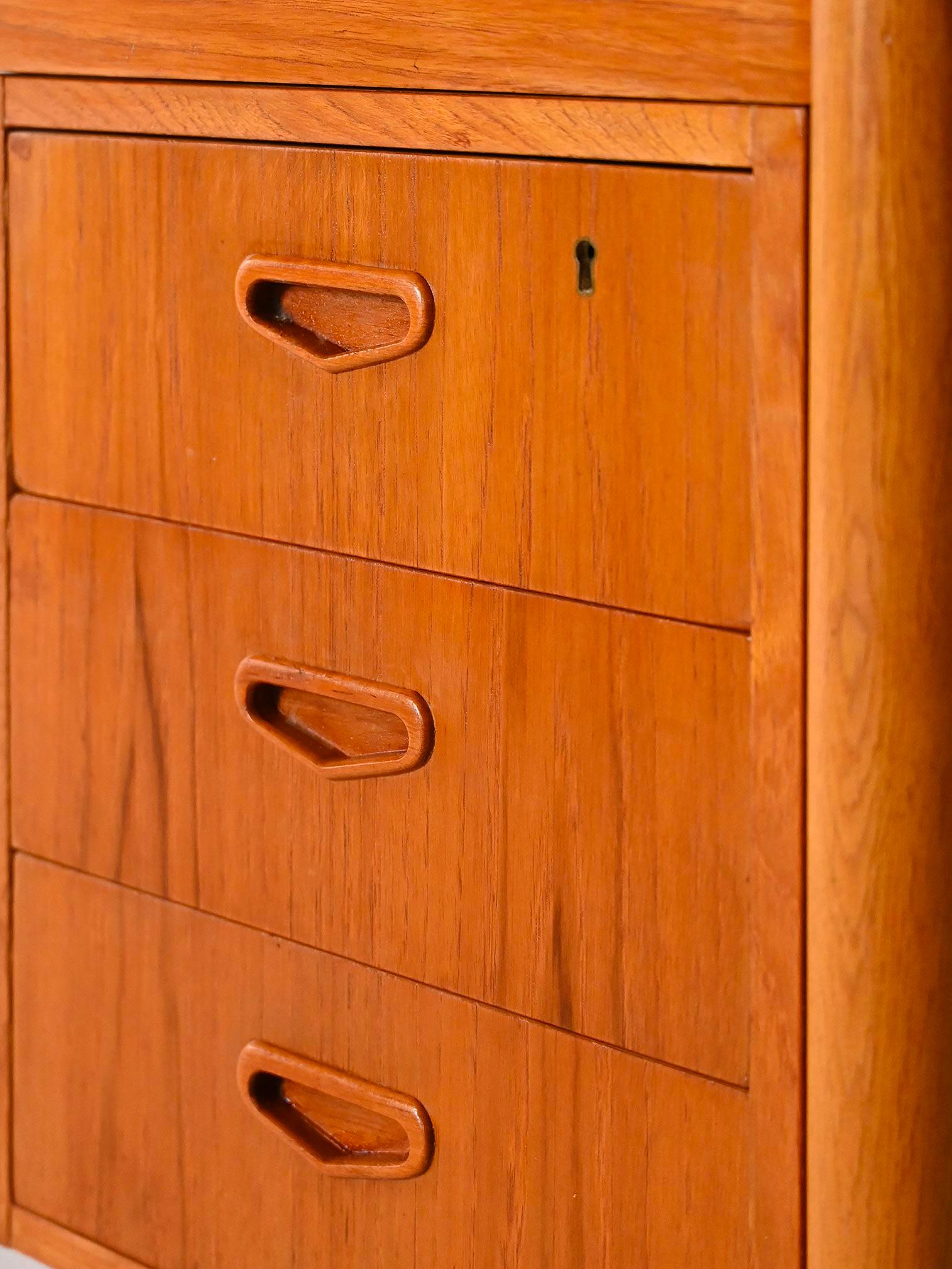 Scandinavian desk with 3 drawers 3