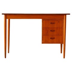 Scandinavian desk with 3 drawers