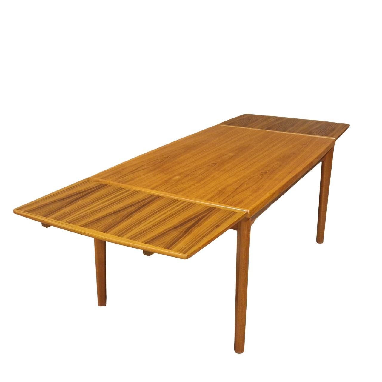 European Scandinavian dinig table attributed to Henning Kjaernulf, end 1970's For Sale