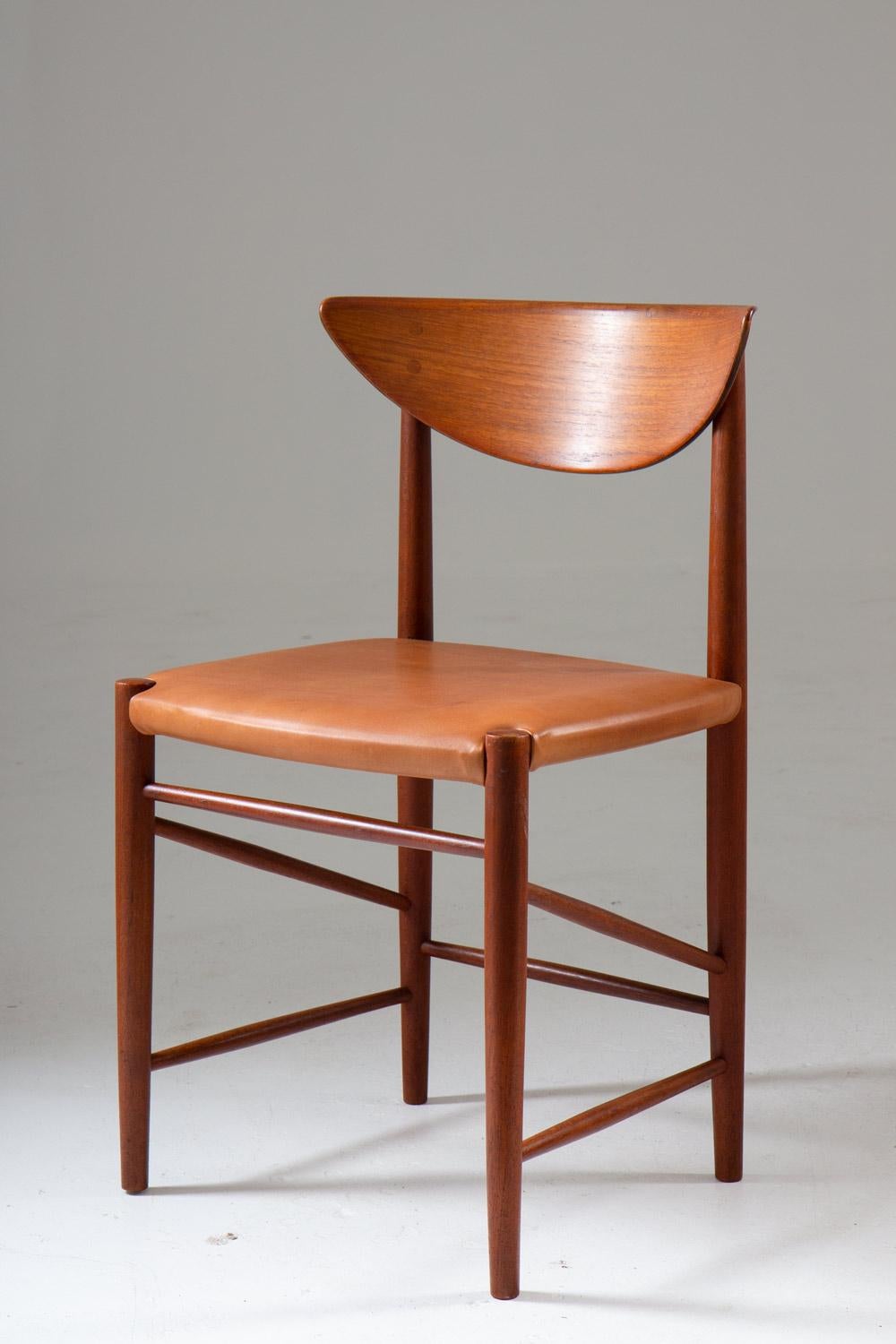 Ensemble de 6 chaises de salle à manger modèle 316 de Peter Hvidt et Orla Mølgaard Nielsen, Danemark.
Ces chaises ont une structure en teck avec des sièges en cuir aniline de couleur cognac.
Condit : Très bon état vintage. Récemment retapissé


 