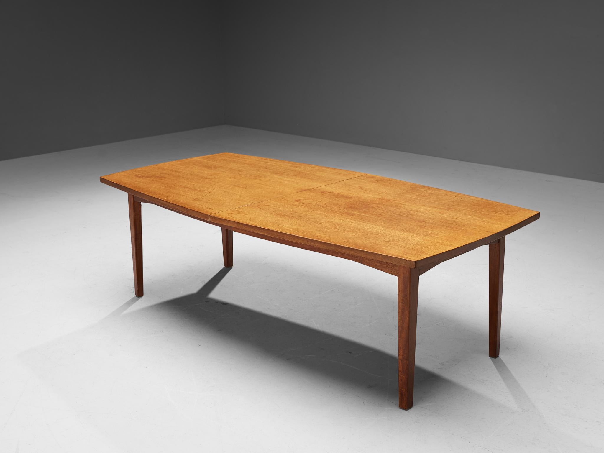 Conference or dining table, oak, Scandinavia, 1960s

This conference table consists of a subtle boat shaped top supported by four elegant legs. This table is made in a subtle and modest way, it has an open look and is structurally supported by means