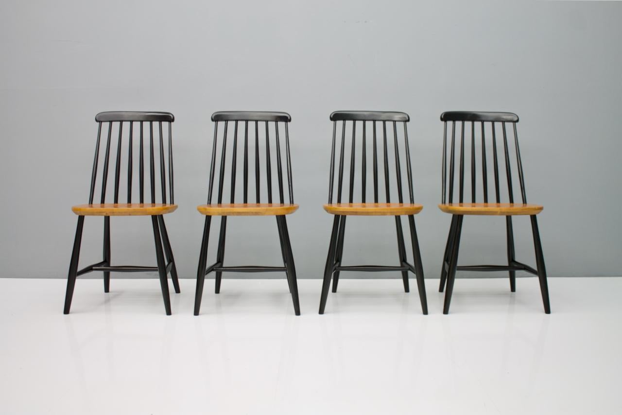 Scandinavian dining room chairs from the 1950s. Four sprout chairs in teak and black lacquered backrest and frame, signed with Nesto Sweden. Overall, a good condition with age-standard signs of use. 
Dimensions: H 83.5 cm, B 42.5 cm, T 43 cm, sh