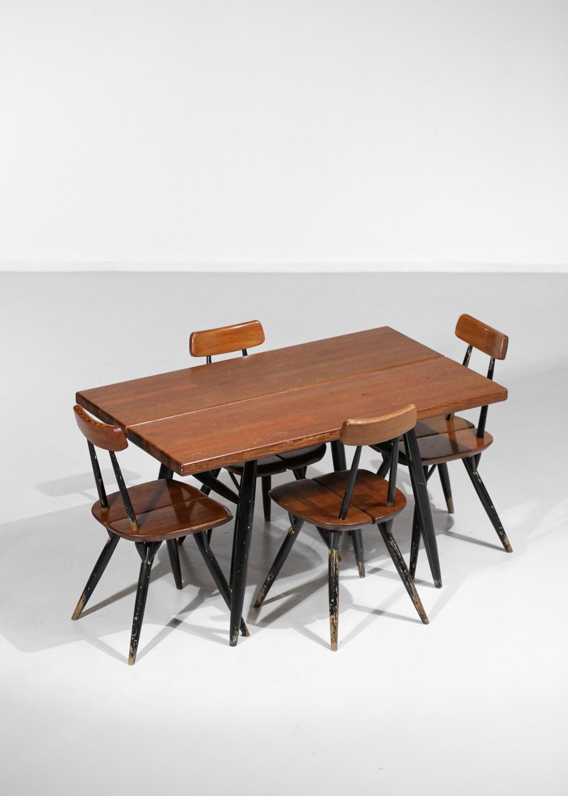 Beautiful Scandinavian dining room set by Finnish designer Ilmani Tapiovaara from the 1950s for Laukaan Puu. It is composed of a dining table and four chairs model 