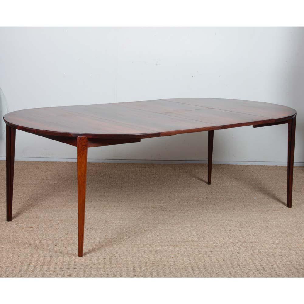 This Scandinavian dining table, designed by Henry Rosengren Hansen for Brande Møbelfabrik in the 1960s, is made in Denmark. The table has two 50 cm extensions, making it easy to convert from a family size to a large convivial table. The Rio rosewood