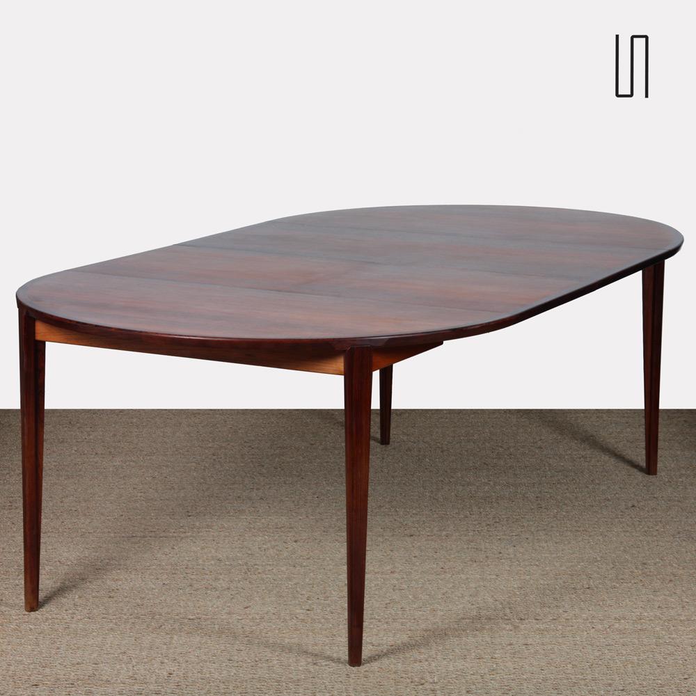 This Scandinavian dining table was designed by Henry Rosengren Hansen for Brande Mobelindustri in the 1960s. It is made of rio rosewood. This table includes 2 extensions of 50 cm each.
