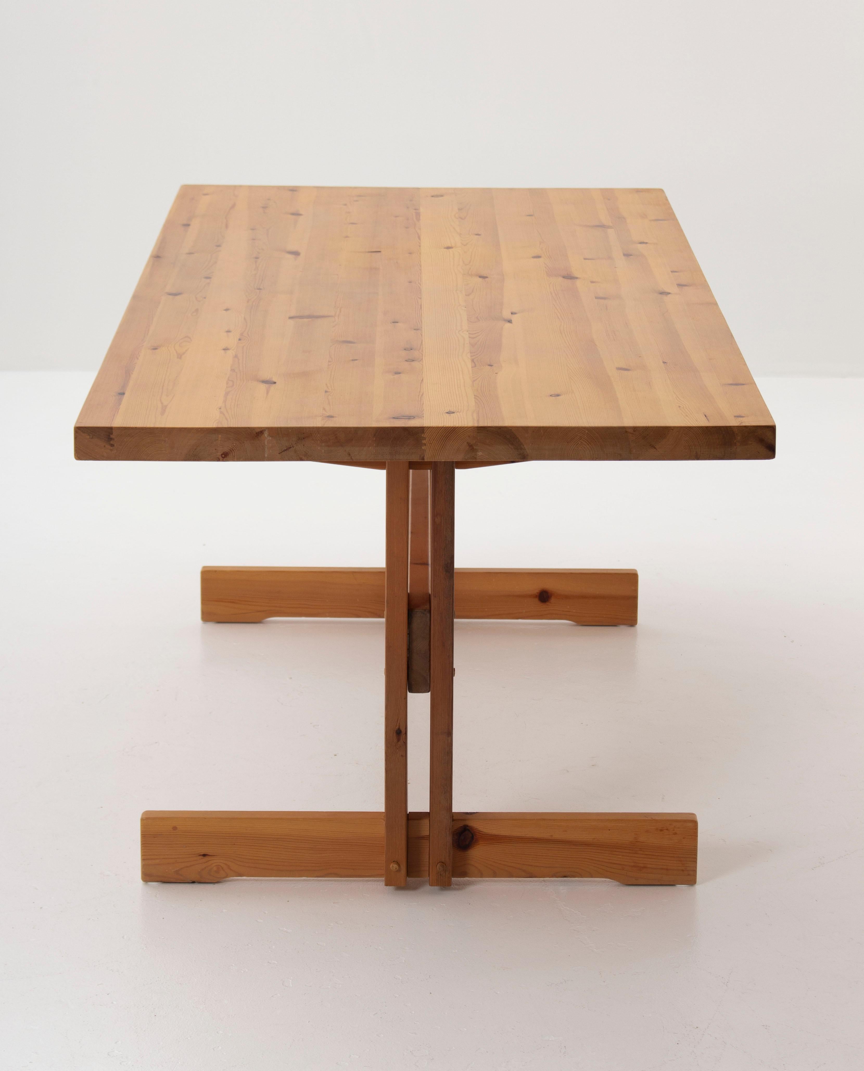 Scandinavian dining table in pine model 