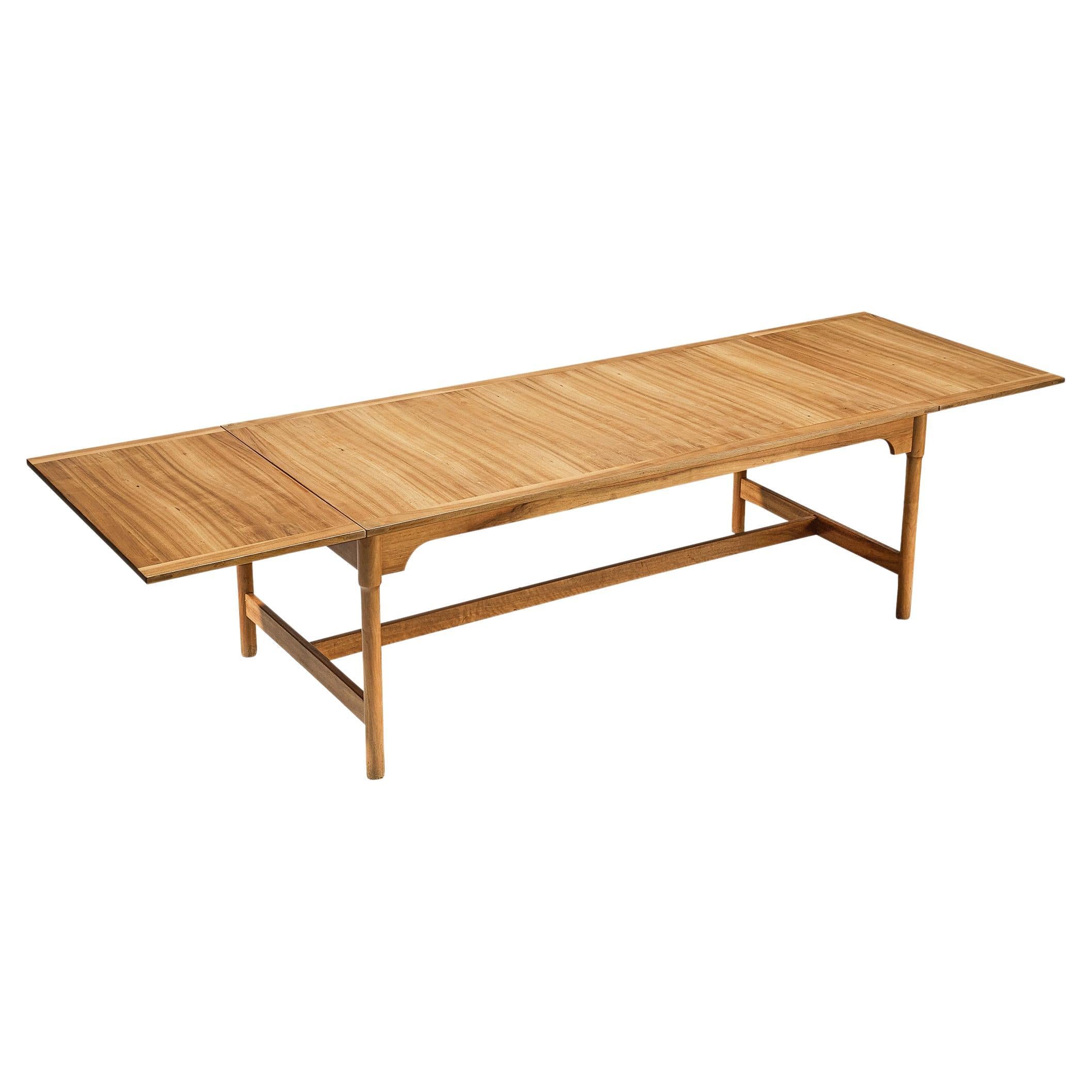 Table de salle à manger scandinave en noyer avec côtés extensibles  en vente