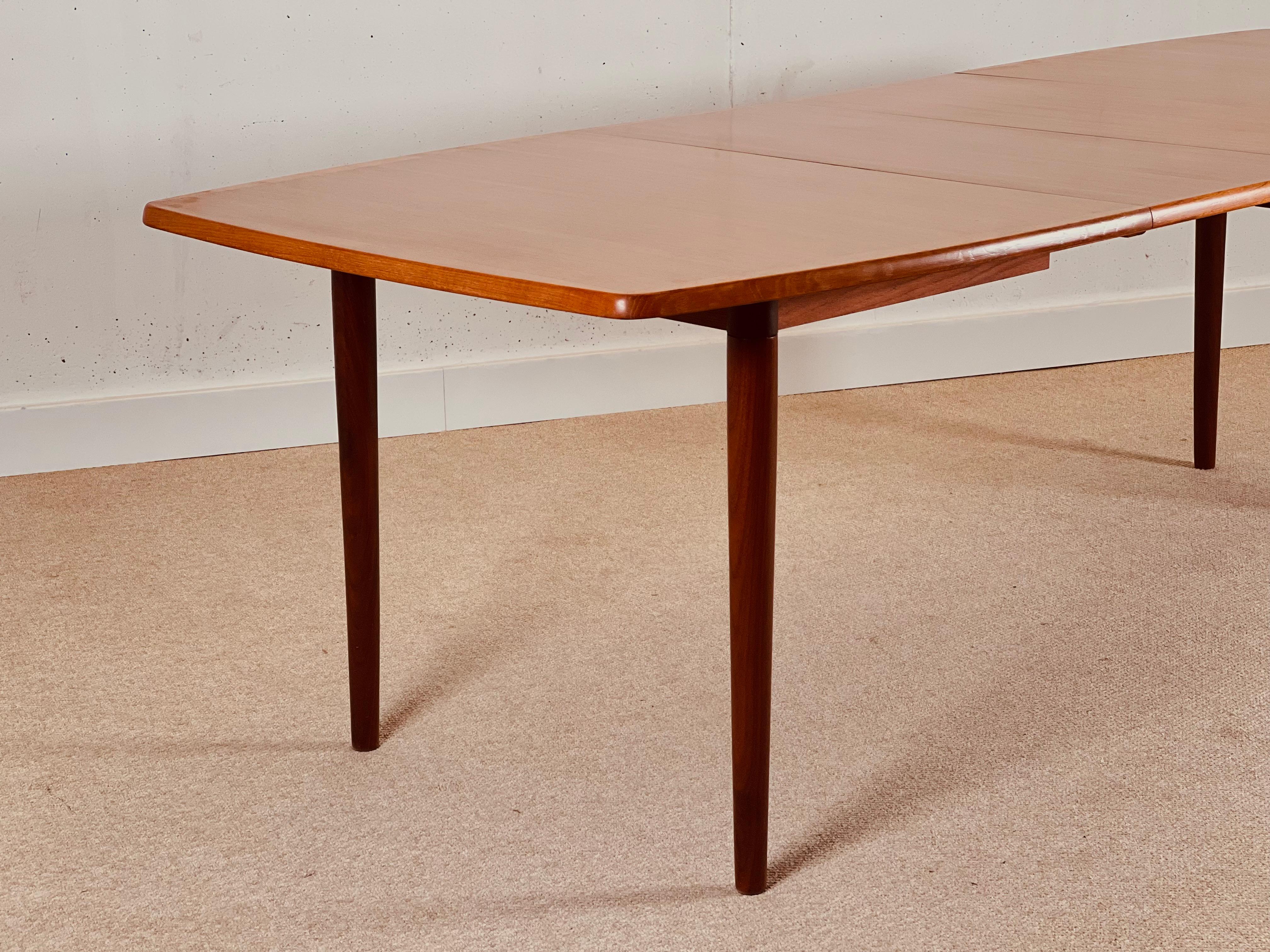 Scandinavian dining table with double extension. In Excellent Condition In Buxton, GB