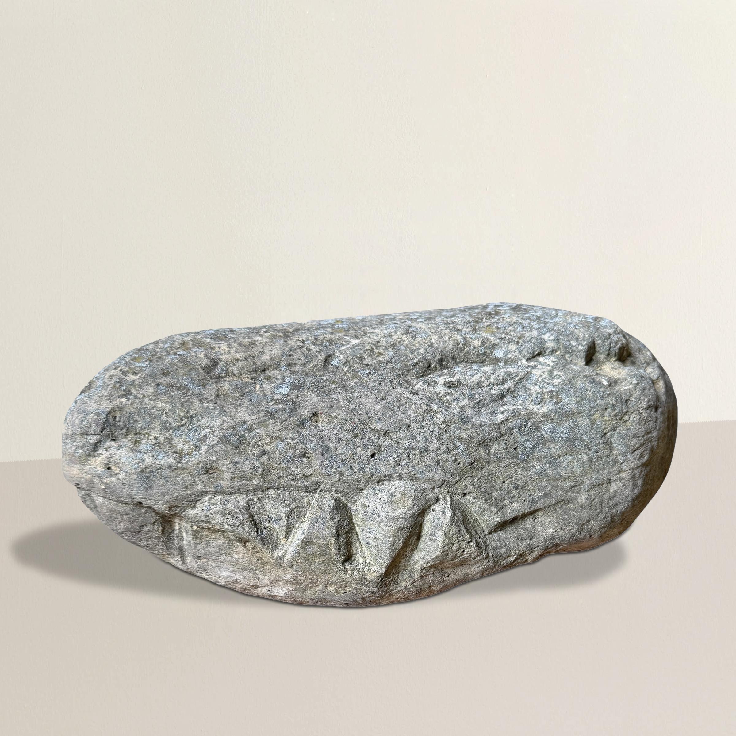 Questo masso meravigliosamente strano, scolpito nell'inconfondibile forma della testa di un drago, è in egual misura arte popolare, artefatto e mistero. Con un ampio sorriso a denti stretti, occhi su entrambi i lati e una superficie ammorbidita dai