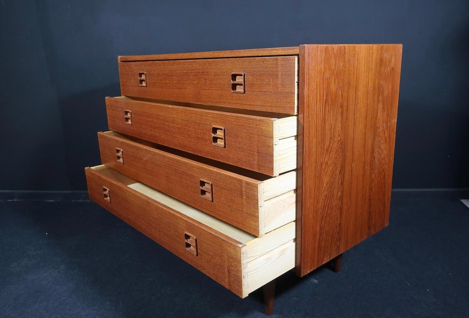 Scandinavian dresser in the style Arne Vodder 1960 Teck 
4 drawers double handles like Arne Vodder, tapered feet.