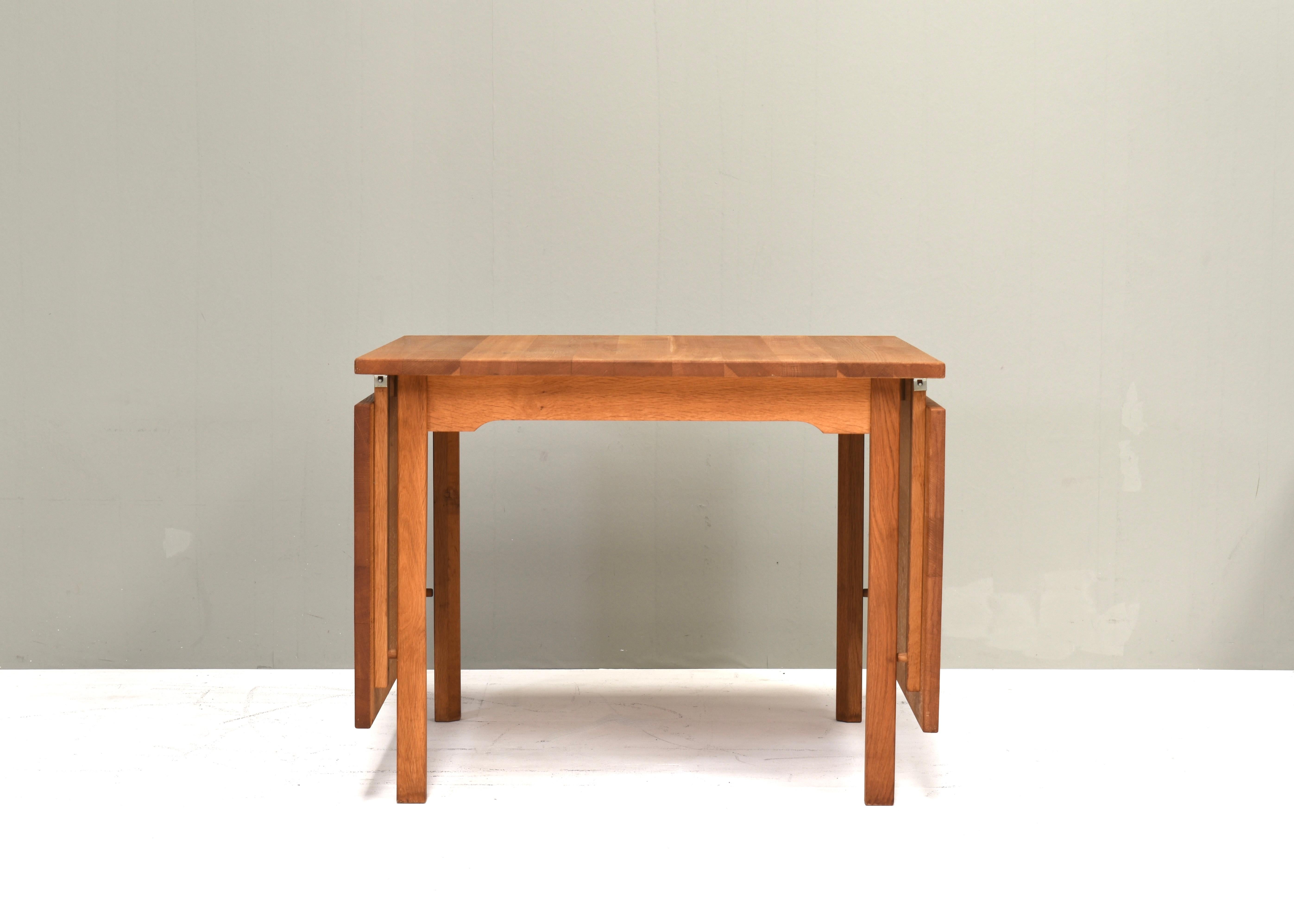 Scandinavian fold down table in the ,manor of Borge Mogensen in solid Oak.
Designer: Unknown. In the style of Borge Mogensen
Manufacturer: Unknown
Country: Scandinavia
Model: Fold down dining table
Design period: circa 1970-80
Date of manufacturing: