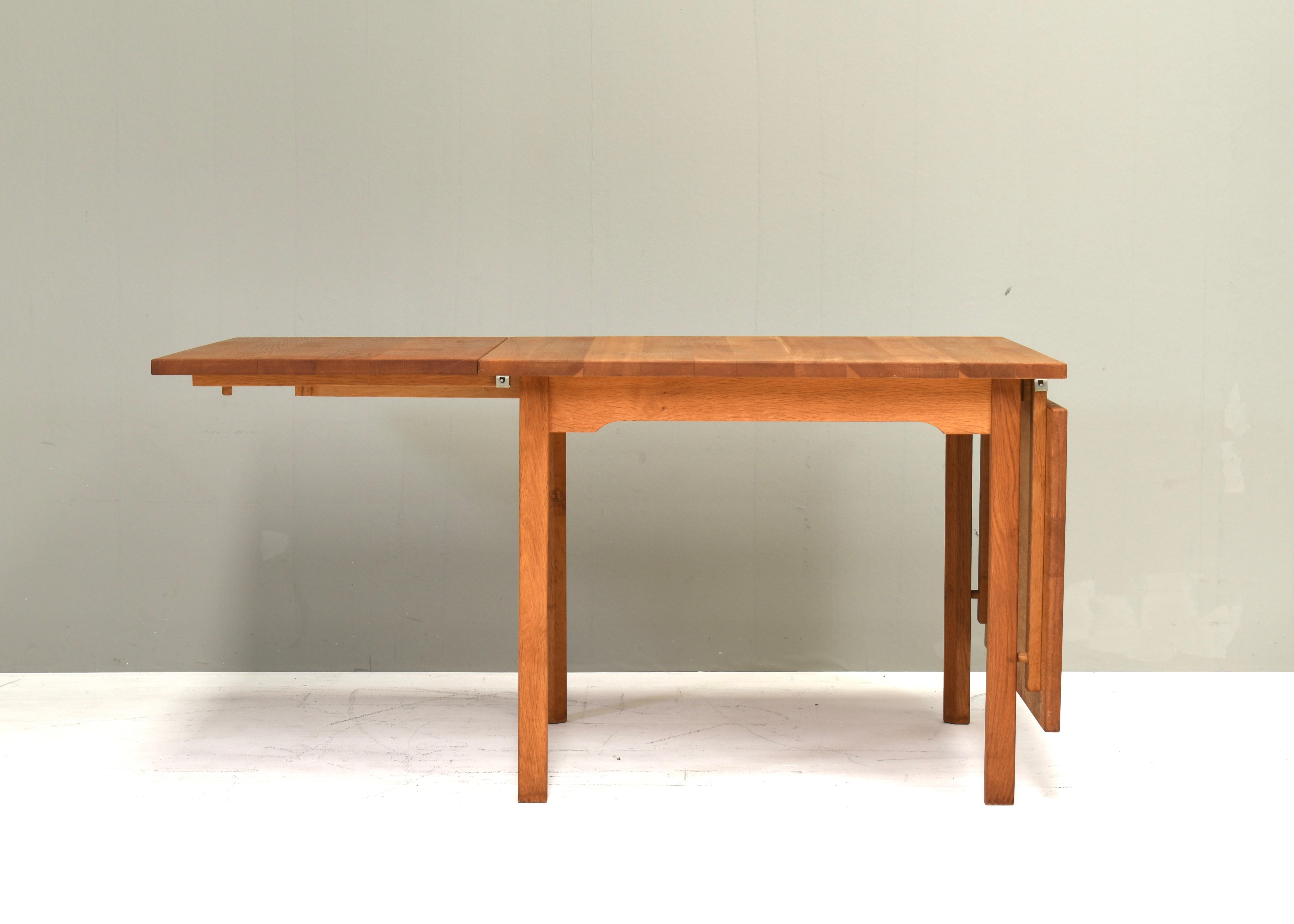 Scandinavian drop leaf dining table in solid Oak, Scandinavia - circa 1970-80 In Good Condition For Sale In Pijnacker, Zuid-Holland
