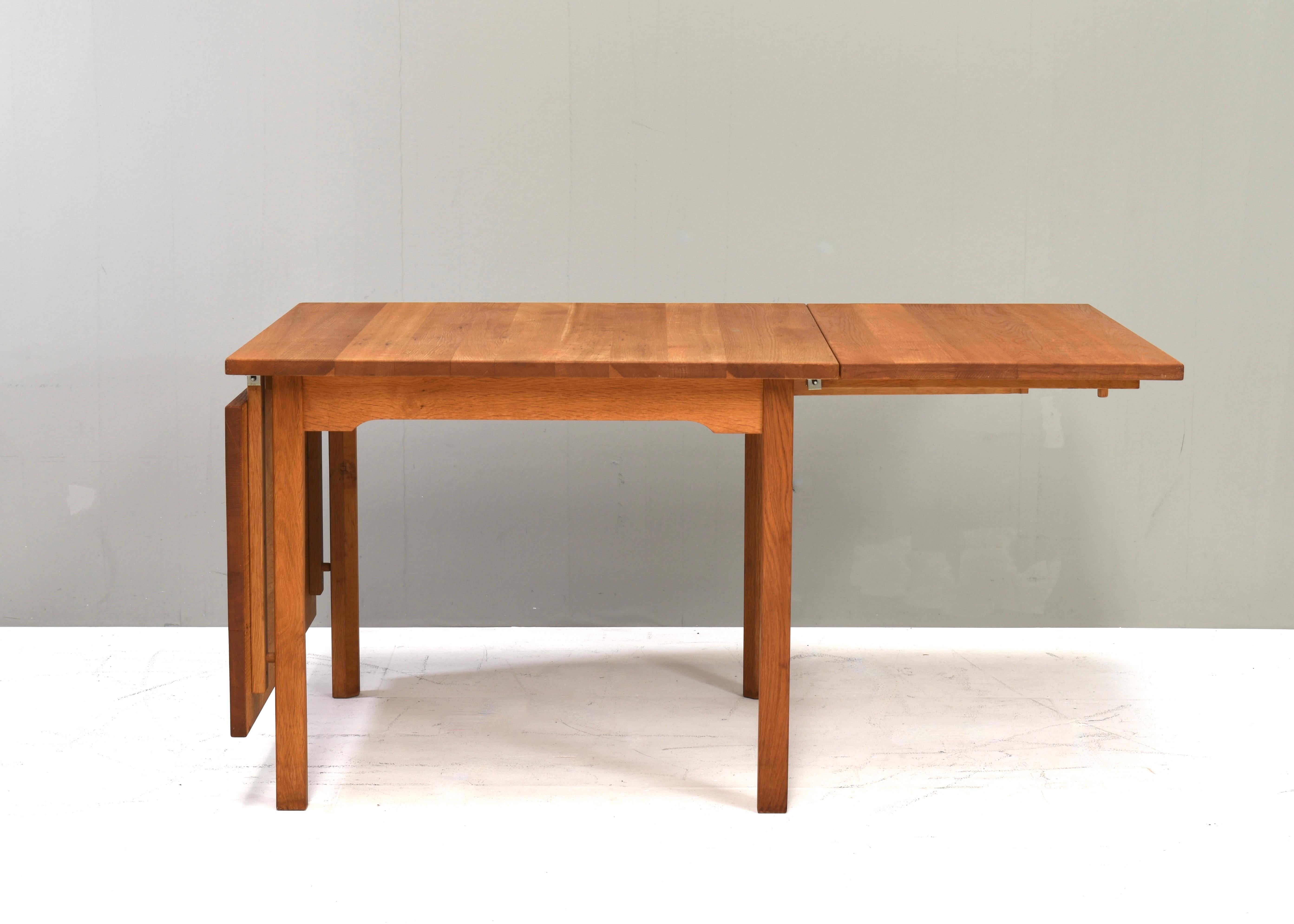 Late 20th Century Scandinavian drop leaf dining table in solid Oak, Scandinavia - circa 1970-80 For Sale