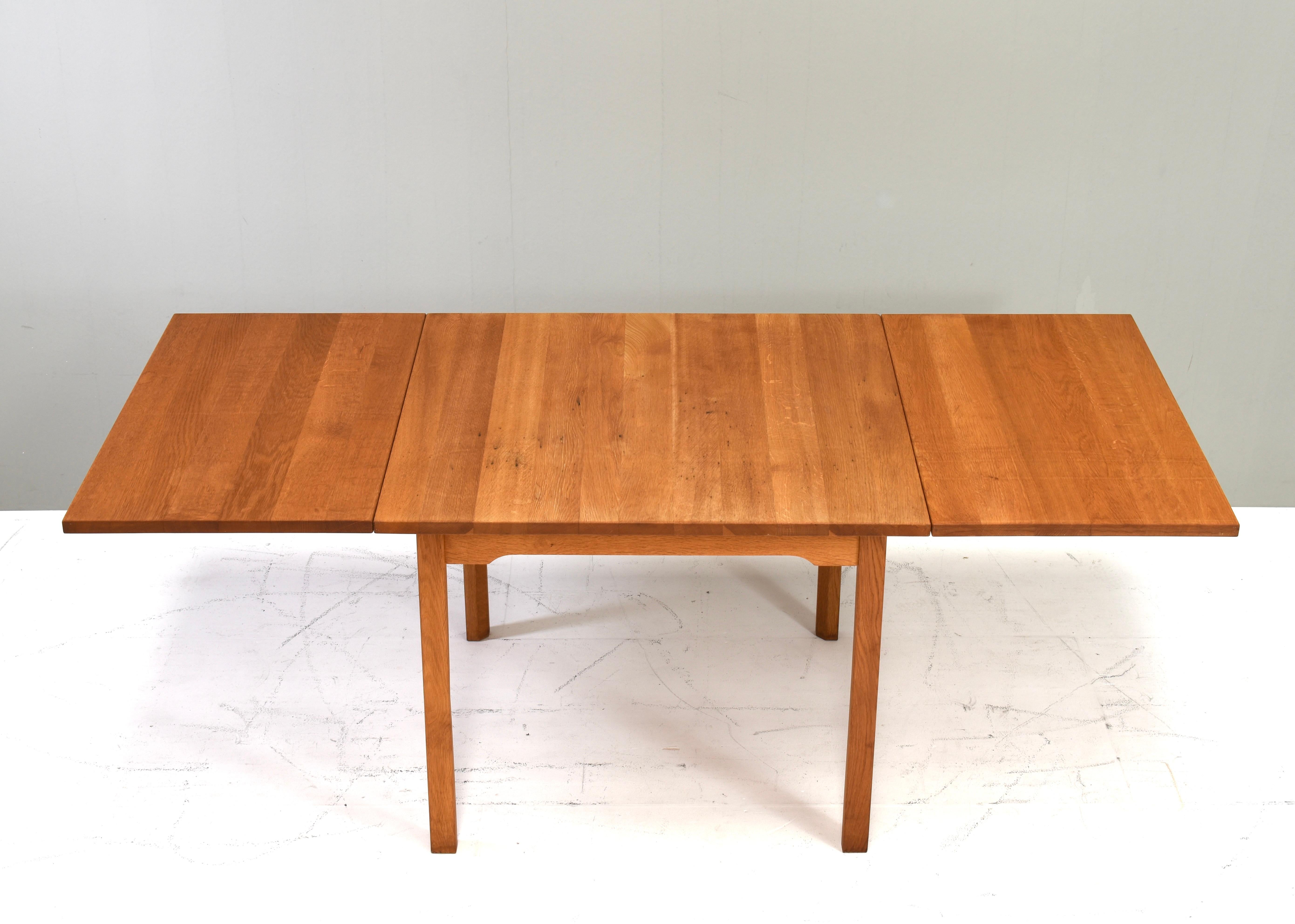 Scandinavian drop leaf dining table in solid Oak, Scandinavia - circa 1970-80 For Sale 2