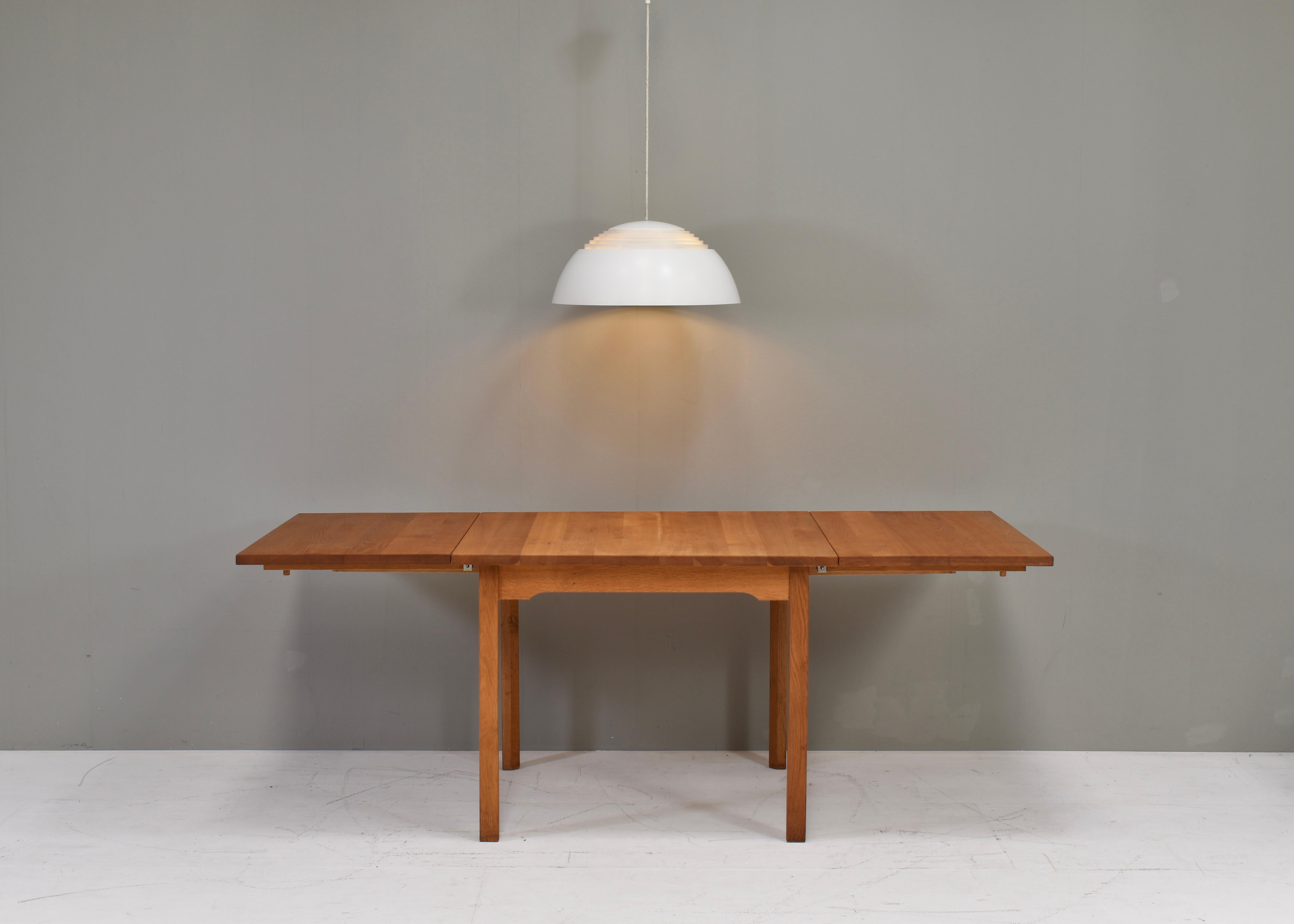 Scandinavian drop leaf dining table in solid Oak, Scandinavia - circa 1970-80 For Sale 3