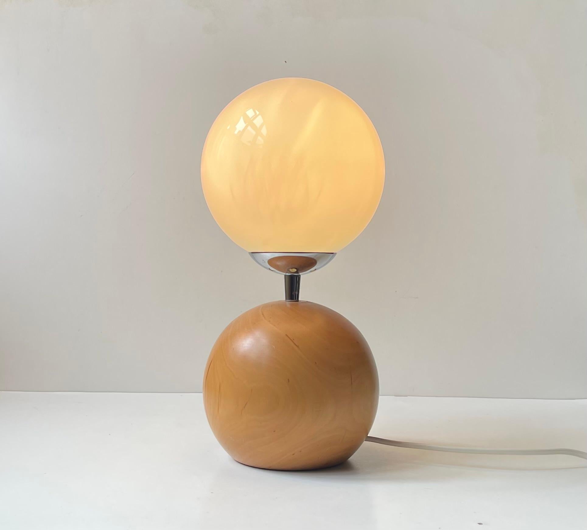 Lámpara de sobremesa escandinava de doble esfera en madera de haya y cristal opalino Escandinavo en venta