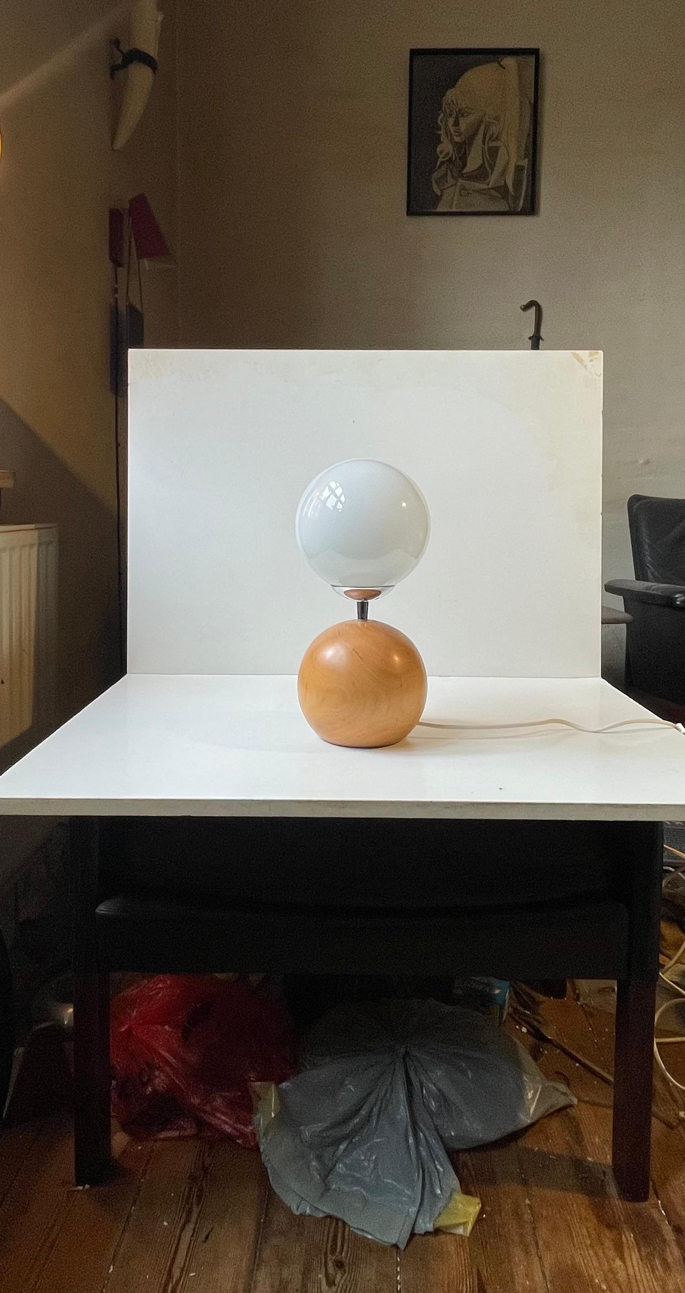 Lámpara de sobremesa escandinava de doble esfera en madera de haya y cristal opalino siglo XX en venta