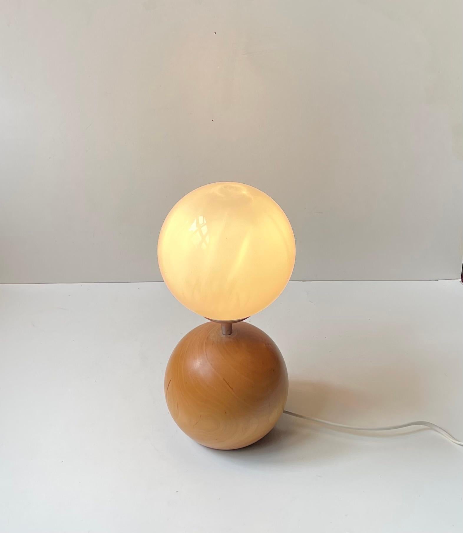 Lampe de table scandinave Dual Sphere en Beeche Wood et verre opalin en vente 1