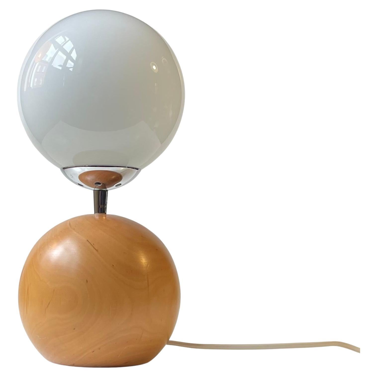 Lámpara de sobremesa escandinava de doble esfera en madera de haya y cristal opalino en venta 2