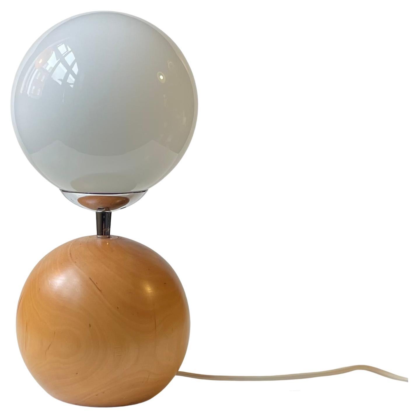 Lámpara de sobremesa escandinava de doble esfera en madera de haya y cristal opalino en venta