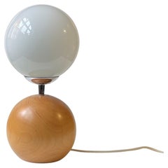 Lampada da tavolo scandinava a doppia sfera in Wood Wood e vetro opalino
