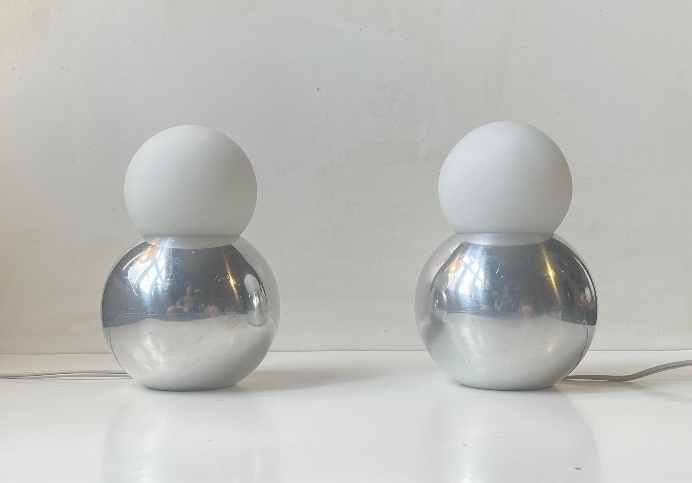 Inusuales y esculturales lámparas de sobremesa modernas/minimalistas realizadas en aluminio pulido y con pantallas esféricas de cristal opalino blanco mate. Una esfera sobre otra esfera, por así decirlo. Fabricante/diseñador escandinavo desconocido