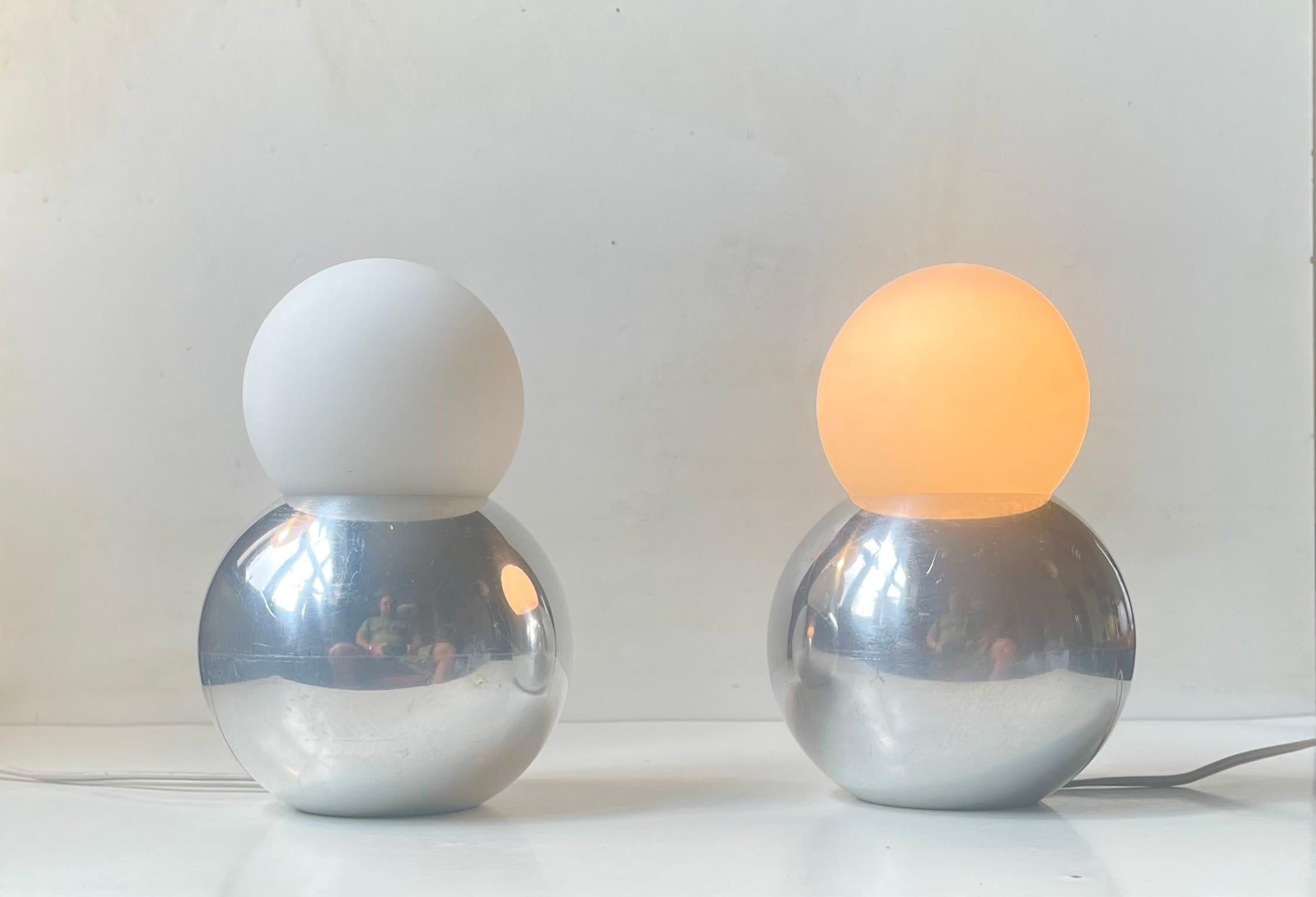 Lámparas de sobremesa escandinavas de doble esfera en aluminio pulido y cristal opalino blanco Minimalista en venta
