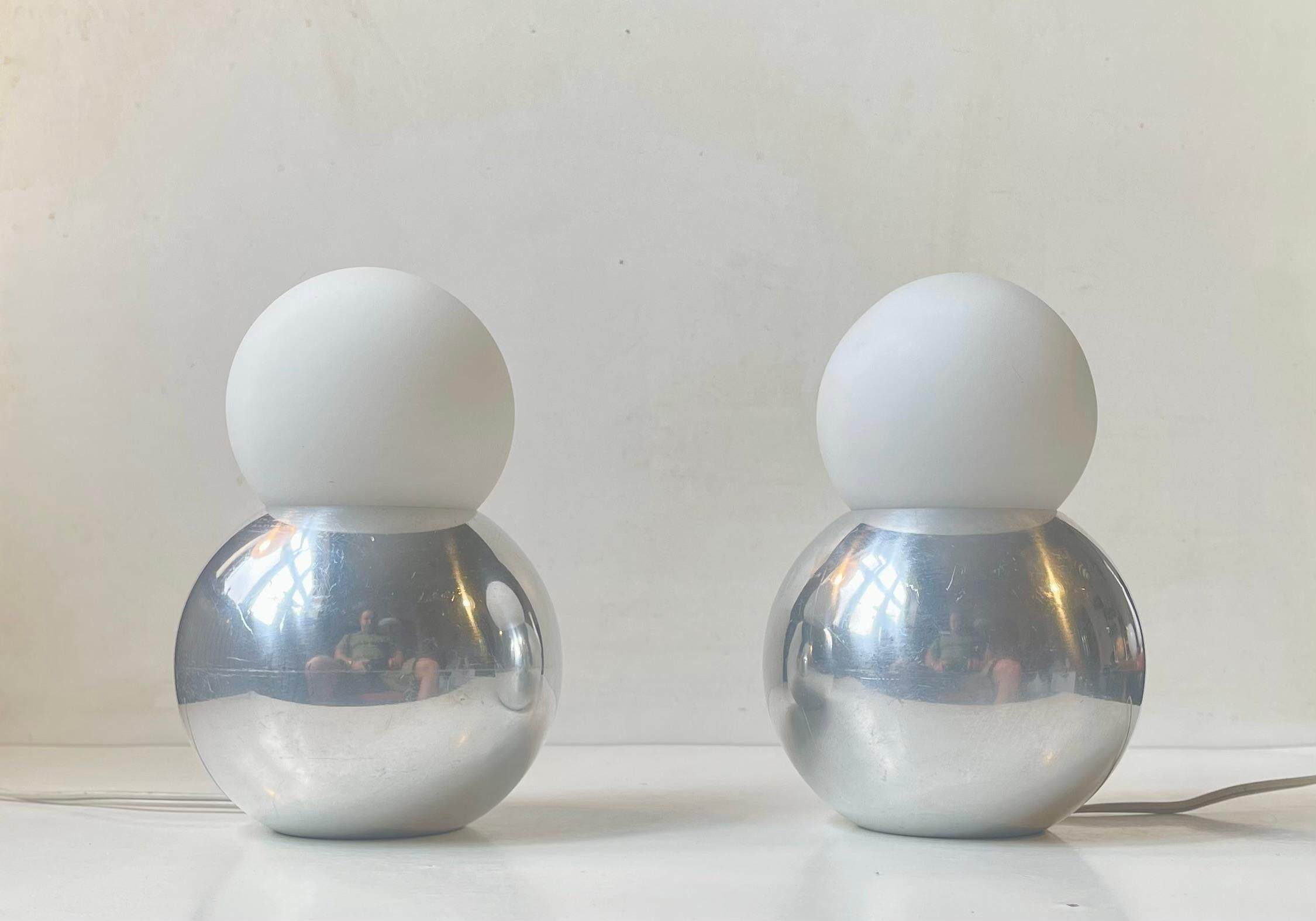 Lámparas de sobremesa escandinavas de doble esfera en aluminio pulido y cristal opalino blanco Escandinavo en venta