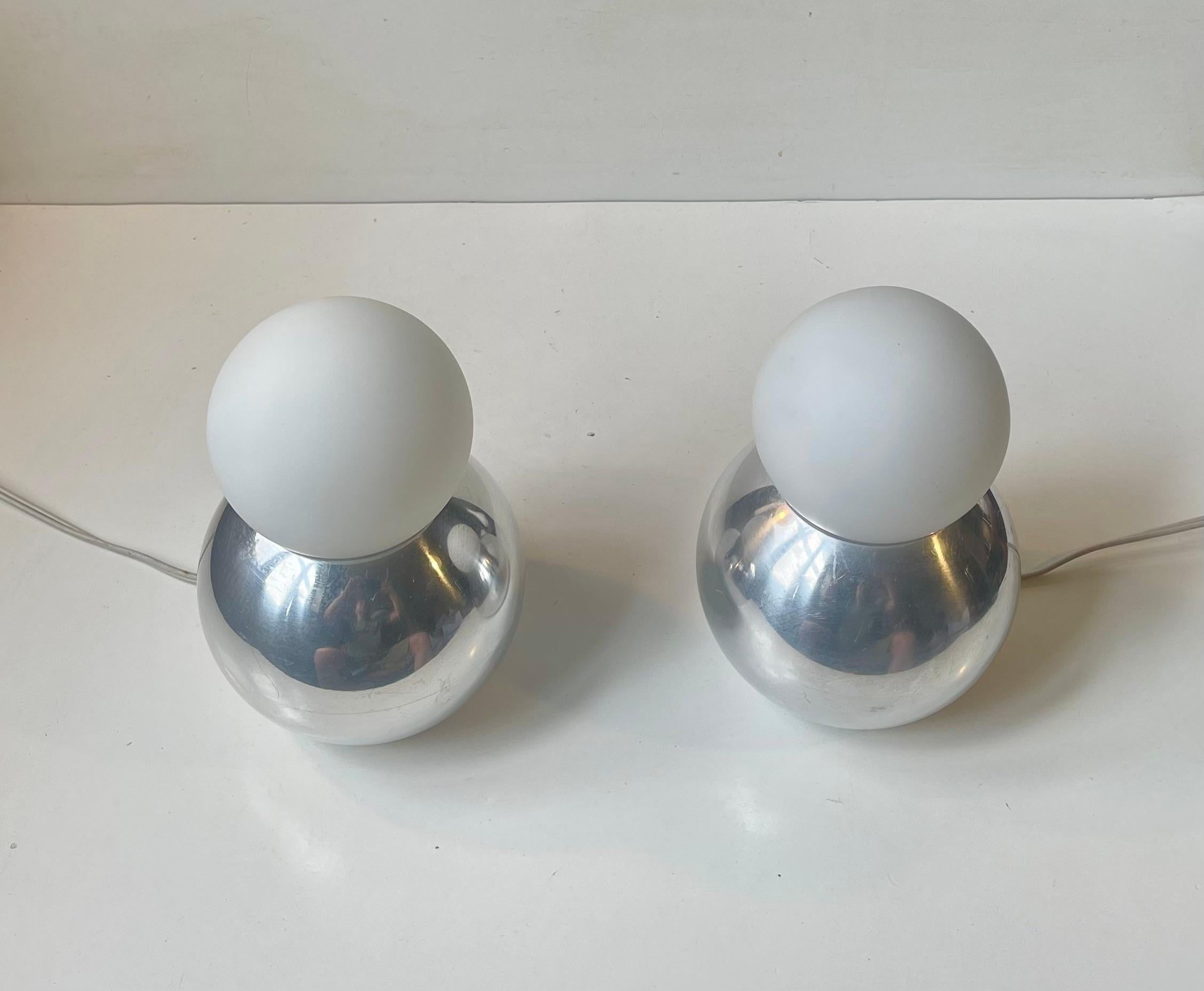 Lámparas de sobremesa escandinavas de doble esfera en aluminio pulido y cristal opalino blanco en Bueno estado para la venta en Esbjerg, DK