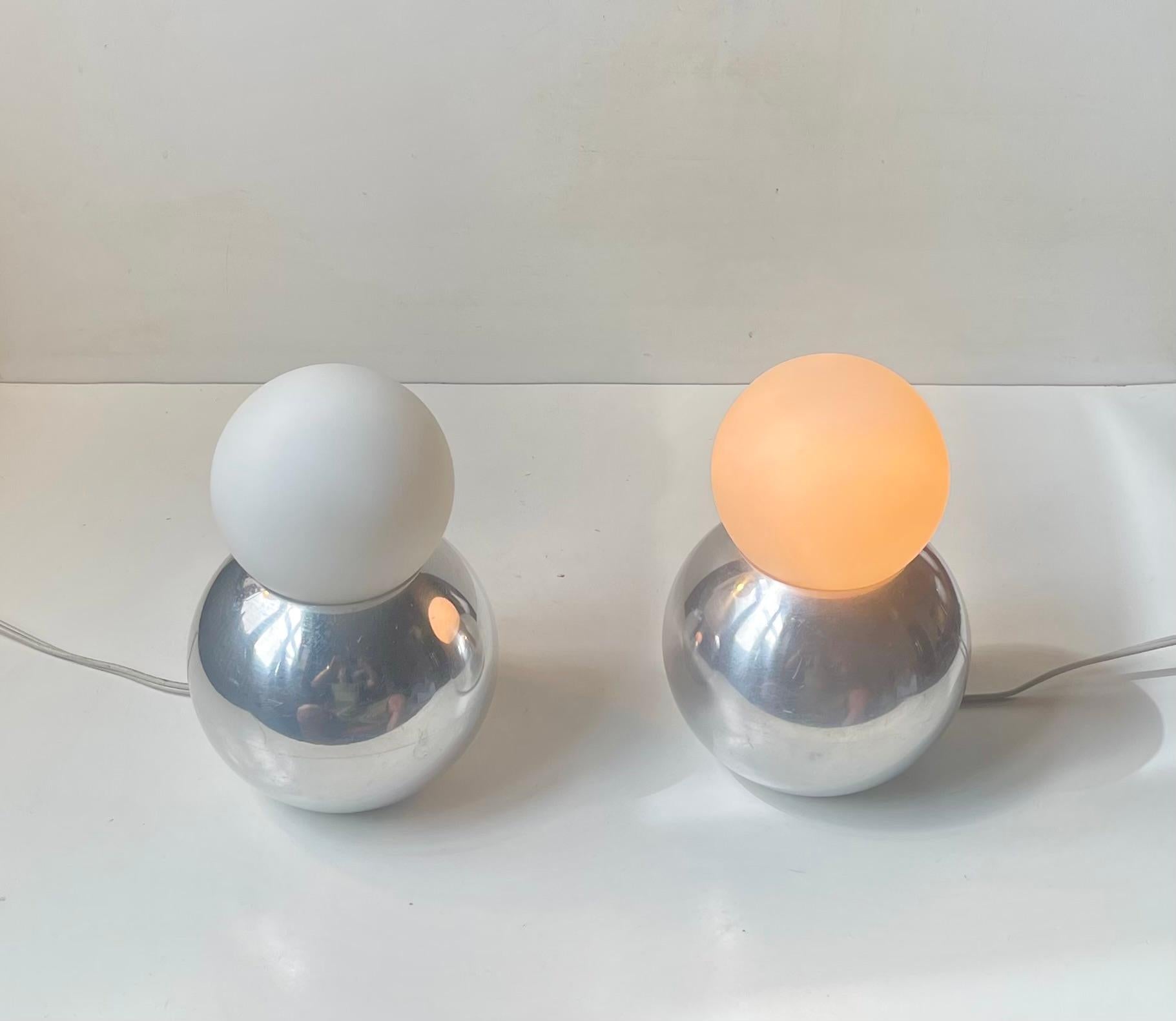 Lámparas de sobremesa escandinavas de doble esfera en aluminio pulido y cristal opalino blanco finales del siglo XX en venta