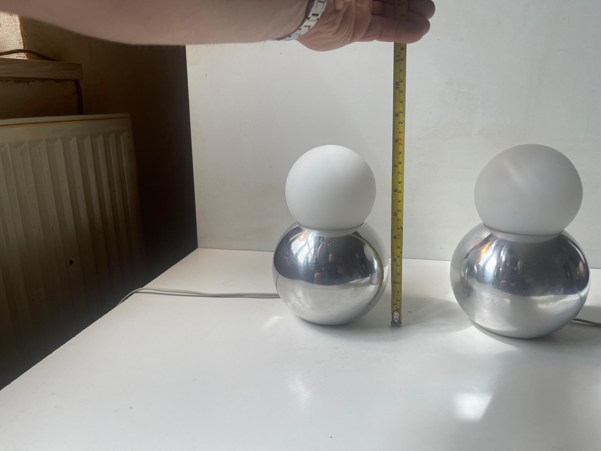 Lámparas de sobremesa escandinavas de doble esfera en aluminio pulido y cristal opalino blanco en venta 1