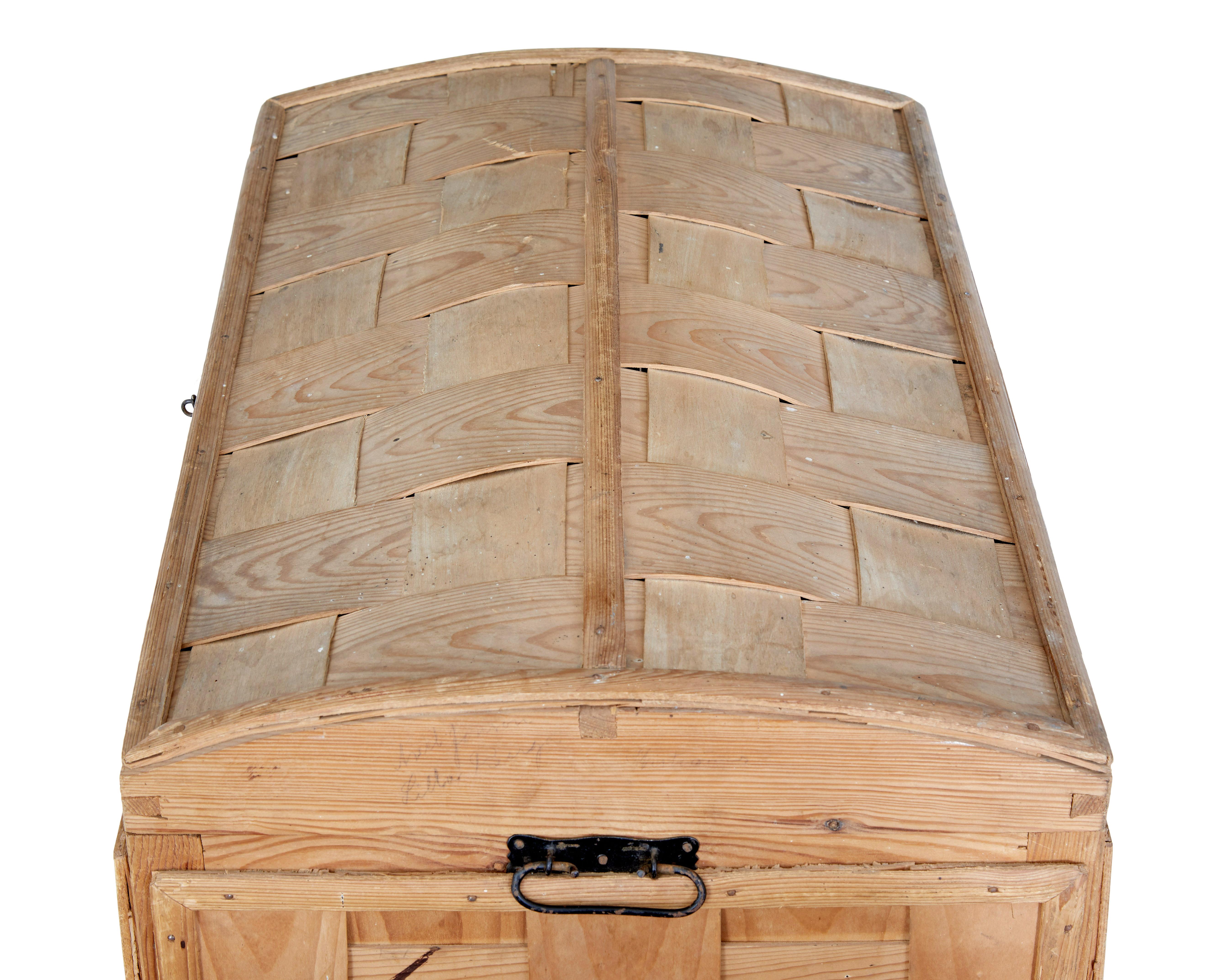Scandinavian early 20th century woven pine dome top trunk circa 1920.

Fine piece of traditional swedish woodwork, using the minimal amount of wood without compromising on structural strength.

Made from using thin planks of pine woven into a  solid