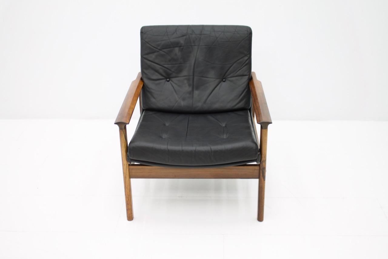 Scandinavian Modern Scandinavian Easy Chair in Wood and Black Leather, 1960s For Sale