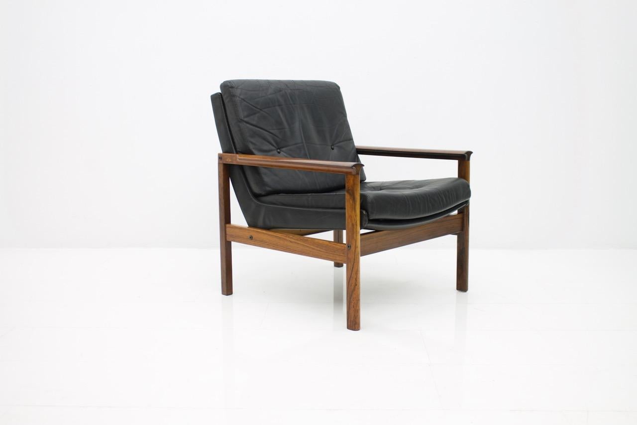 Scandinavian Easy Chair in Wood and Black Leather, 1960s In Good Condition For Sale In Frankfurt / Dreieich, DE