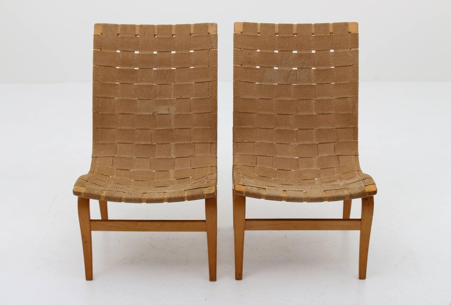 Gorgeous pair of “Arbetsstolen” lounge chairs by Bruno Mathsson for Karl Andersson & Söner, Sweden, 1940s.
This early pair is made with paper webbing, due to loss of hemp during the Second World War.
Condition: Great original condition with perfect