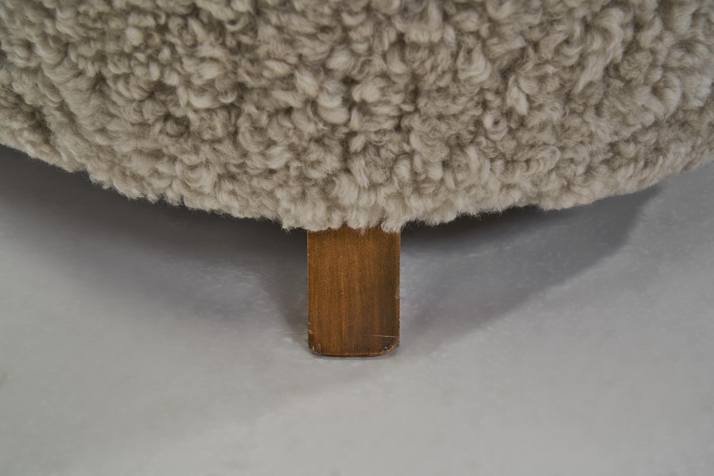 Fauteuils scandinaves en peau de mouton avec poufs, Scandinavie, vers 1950 en vente 3