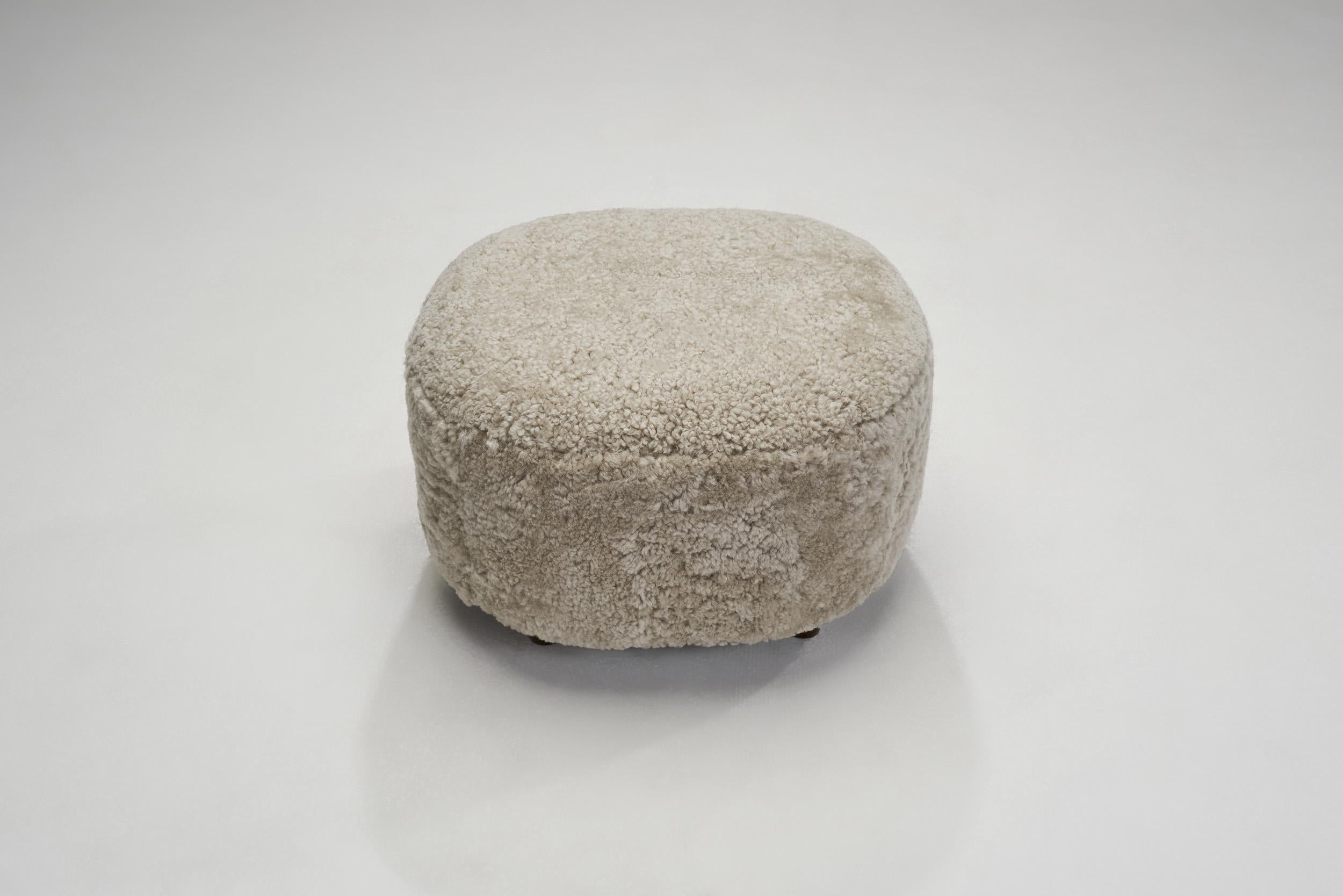 Fauteuils scandinaves en peau de mouton avec poufs, Scandinavie, vers 1950 en vente 4