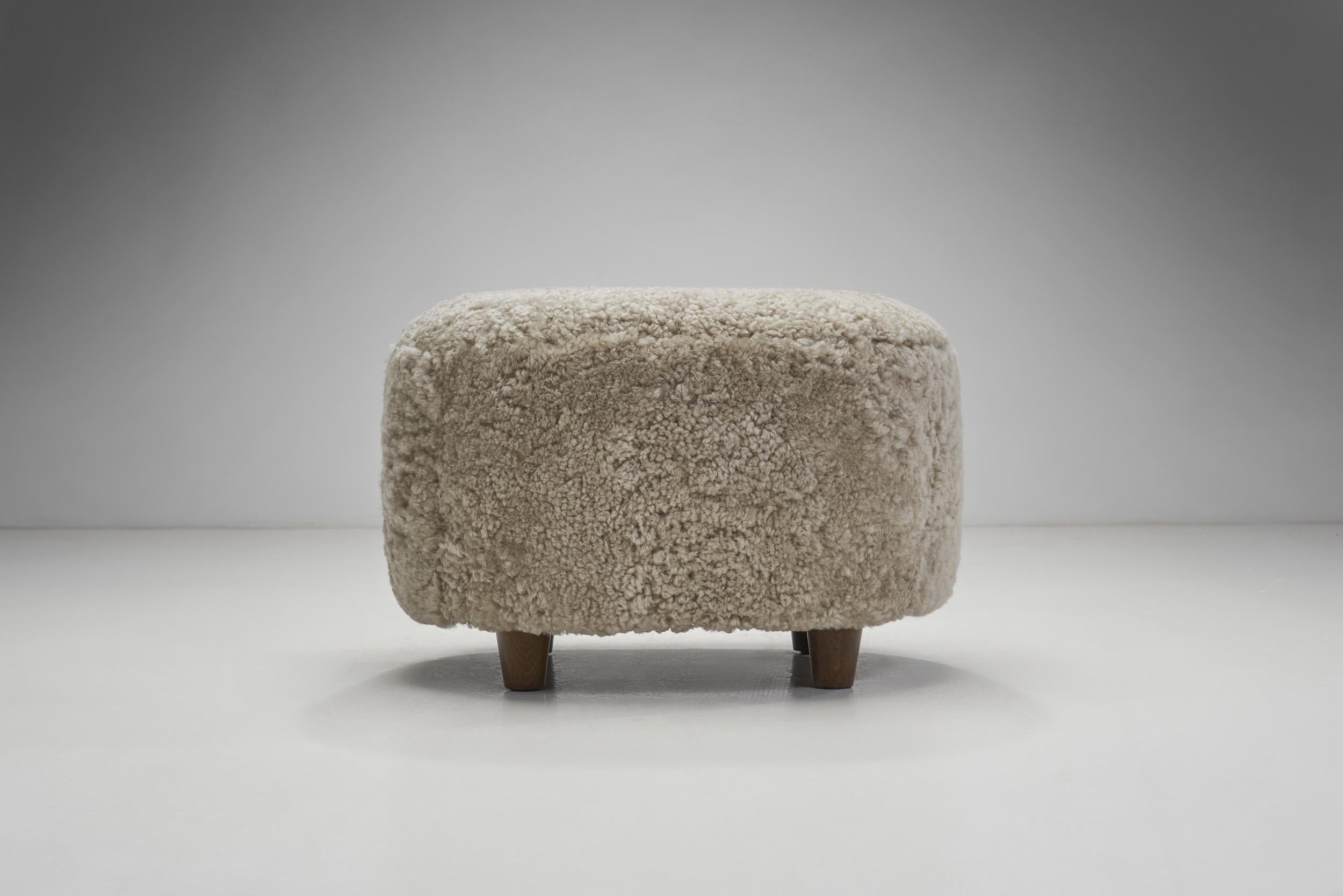 Fauteuils scandinaves en peau de mouton avec poufs, Scandinavie, vers 1950 en vente 5