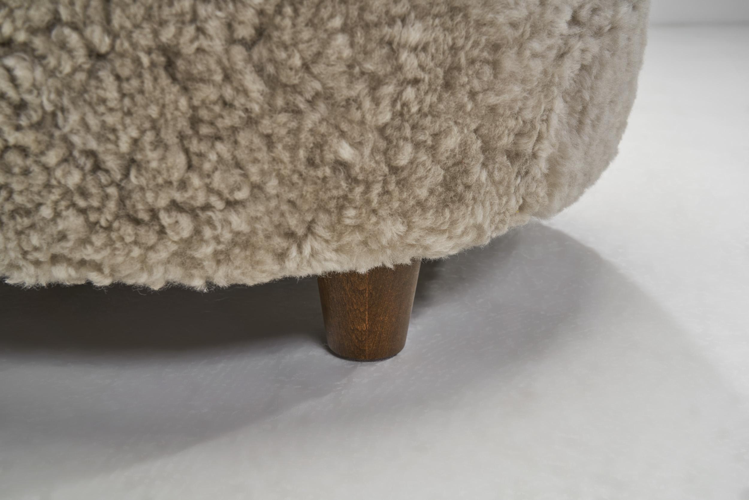 Fauteuils scandinaves en peau de mouton avec poufs, Scandinavie, vers 1950 en vente 7