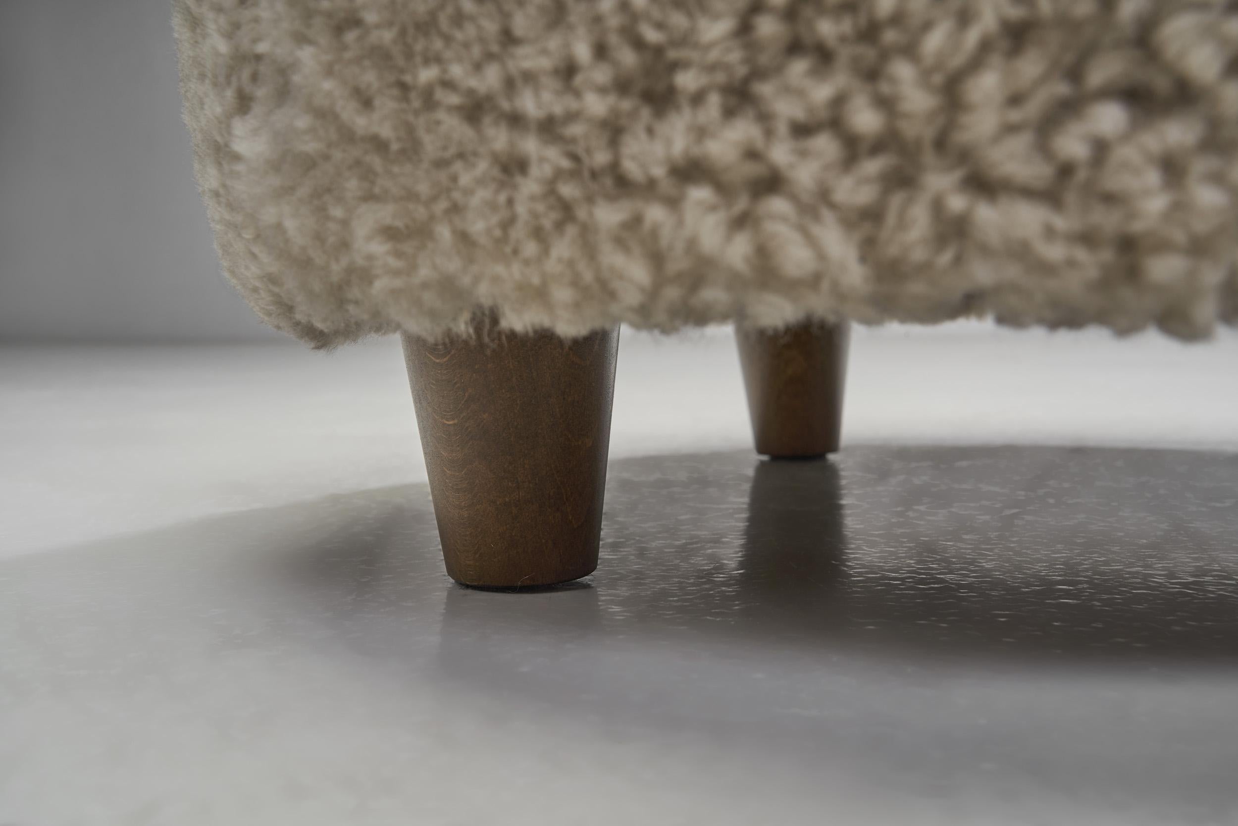 Fauteuils scandinaves en peau de mouton avec poufs, Scandinavie, vers 1950 en vente 8