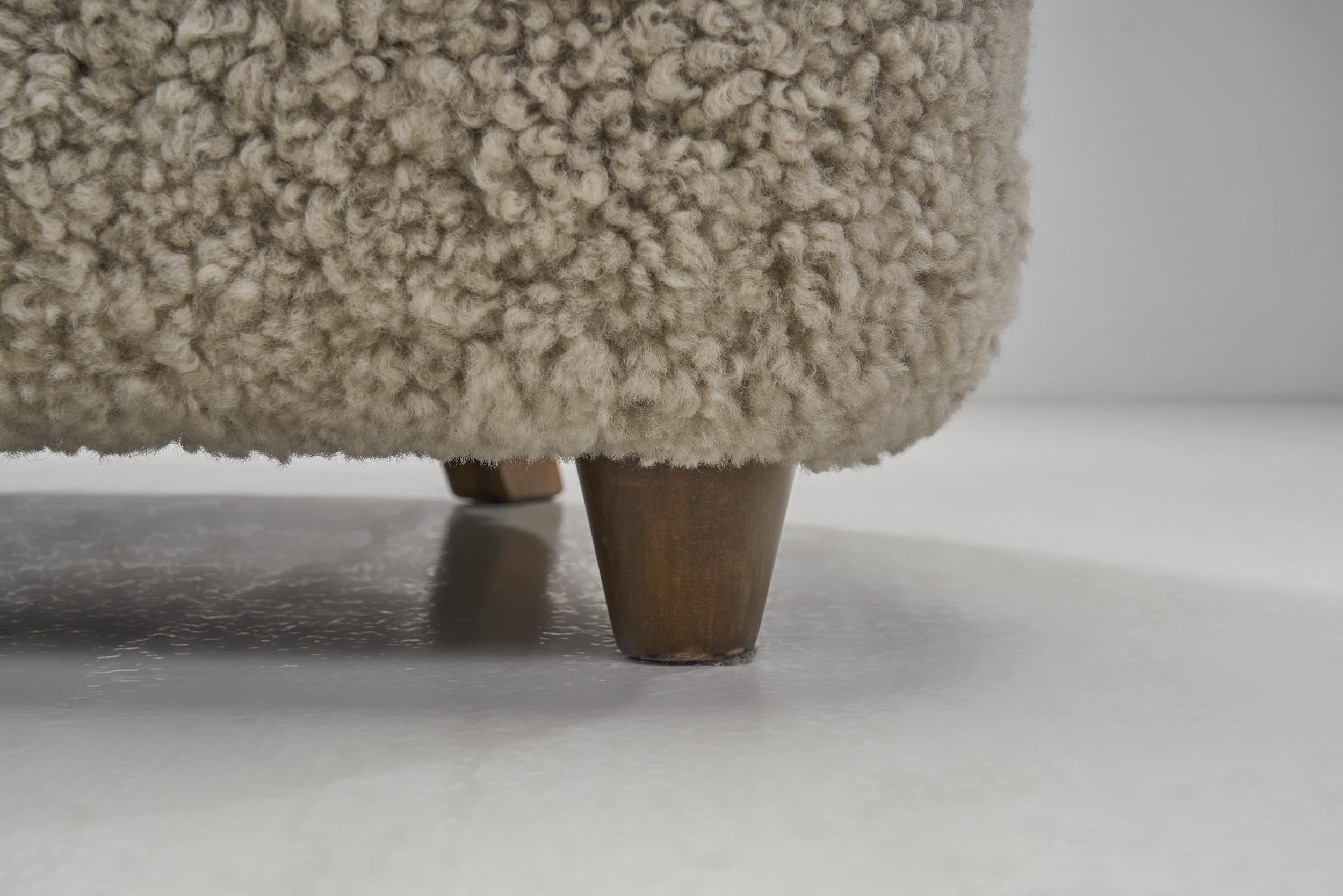 Fauteuils scandinaves en peau de mouton avec poufs, Scandinavie, vers 1950 en vente 9