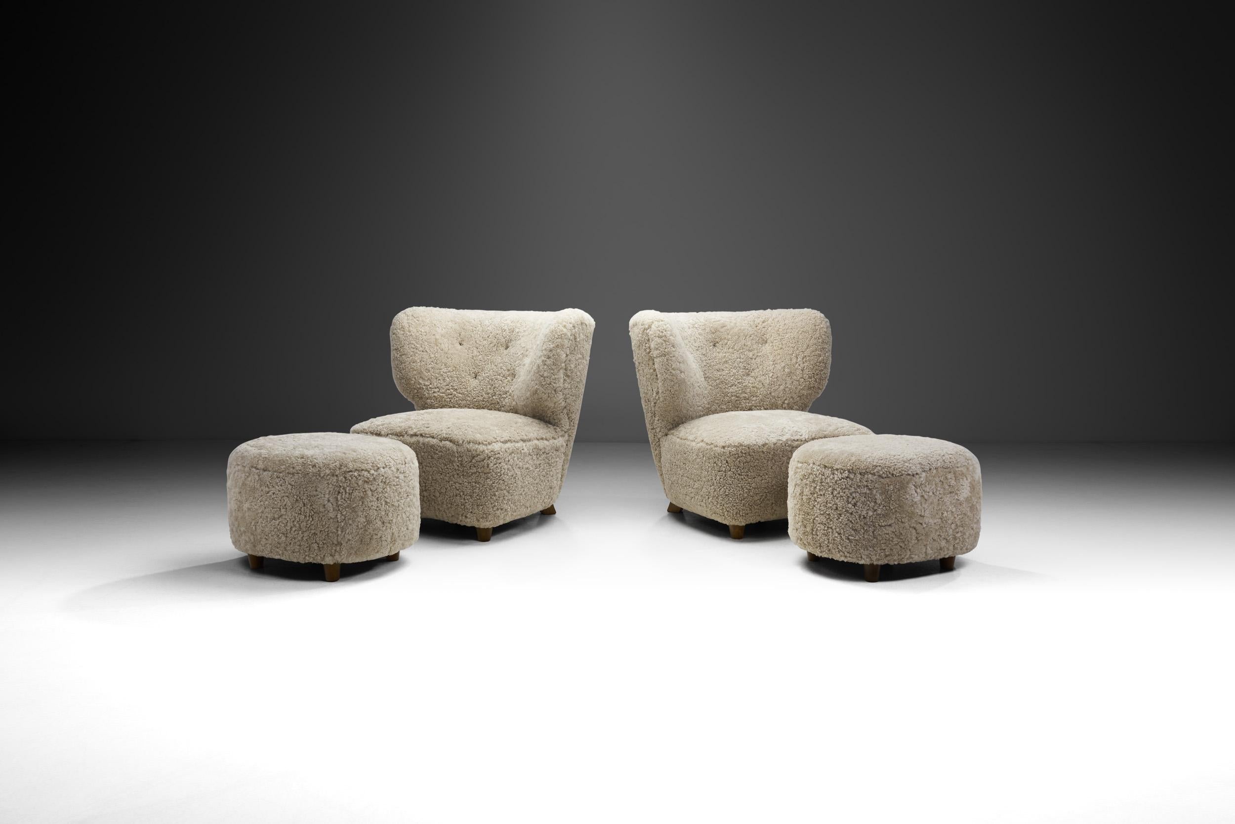 Cette paire de fauteuils faciles à manipuler respire la qualité et la personnalité sous tous les angles. Les principes de base du design des meubles scandinaves sont tous présents, avec au cœur une base fonctionnelle et simple, dépourvue