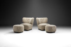 Sedie scandinave in pelle di pecora con ottomani, Scandinavia, 1950 ca.