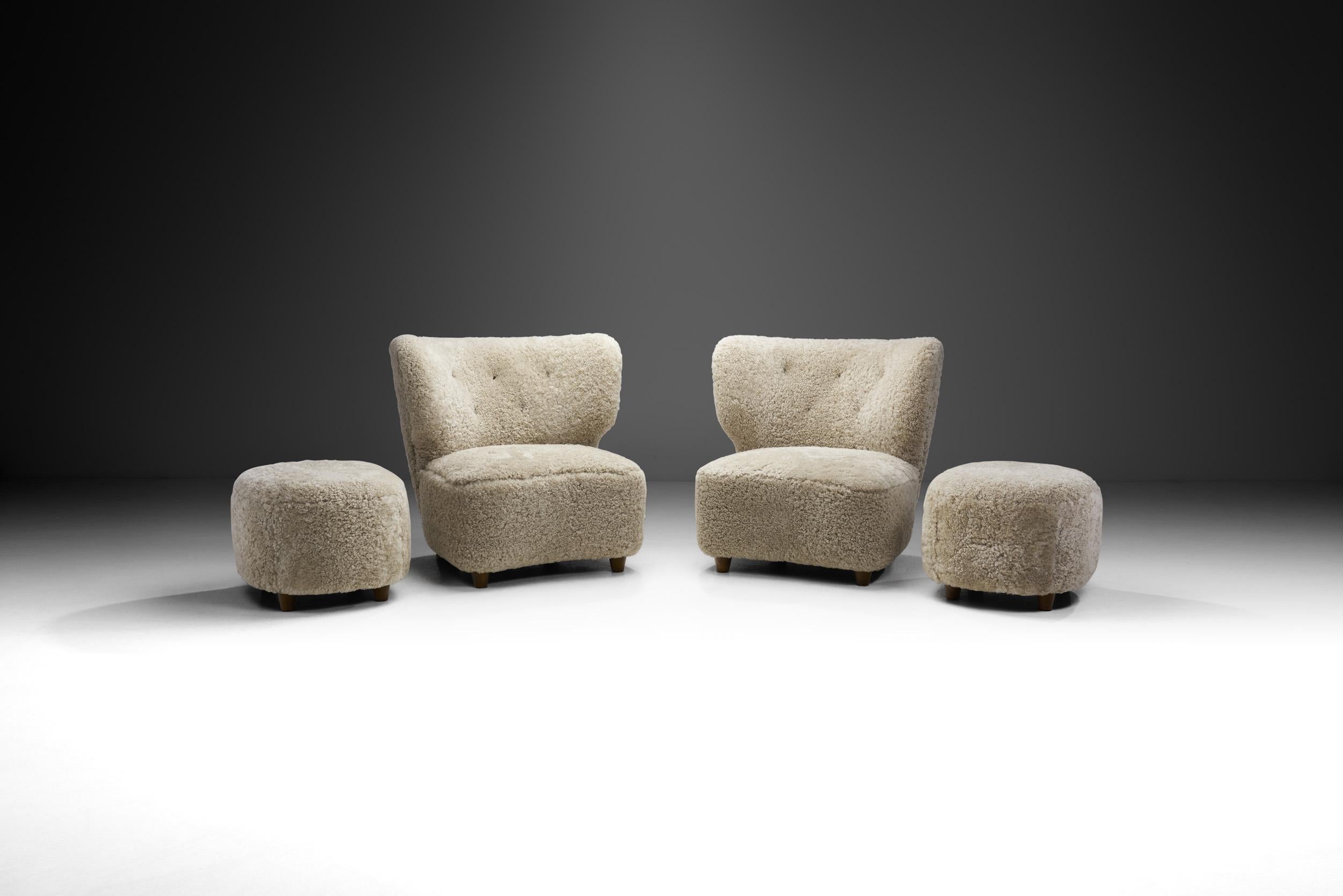 Mid-Century Modern Fauteuils scandinaves en peau de mouton avec poufs, Scandinavie, vers 1950 en vente