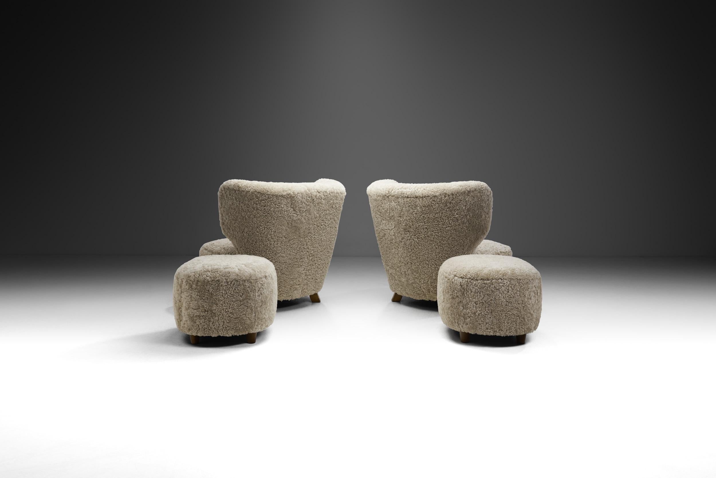 Scandinave Fauteuils scandinaves en peau de mouton avec poufs, Scandinavie, vers 1950 en vente
