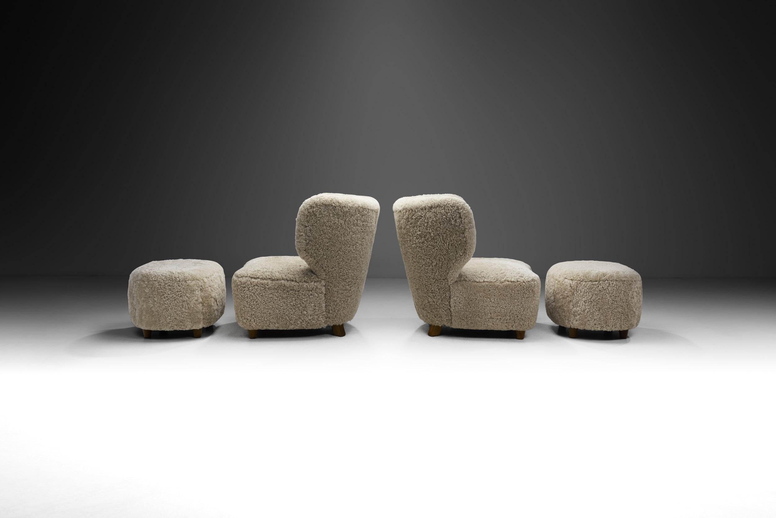 Fauteuils scandinaves en peau de mouton avec poufs, Scandinavie, vers 1950 Bon état - En vente à Utrecht, NL