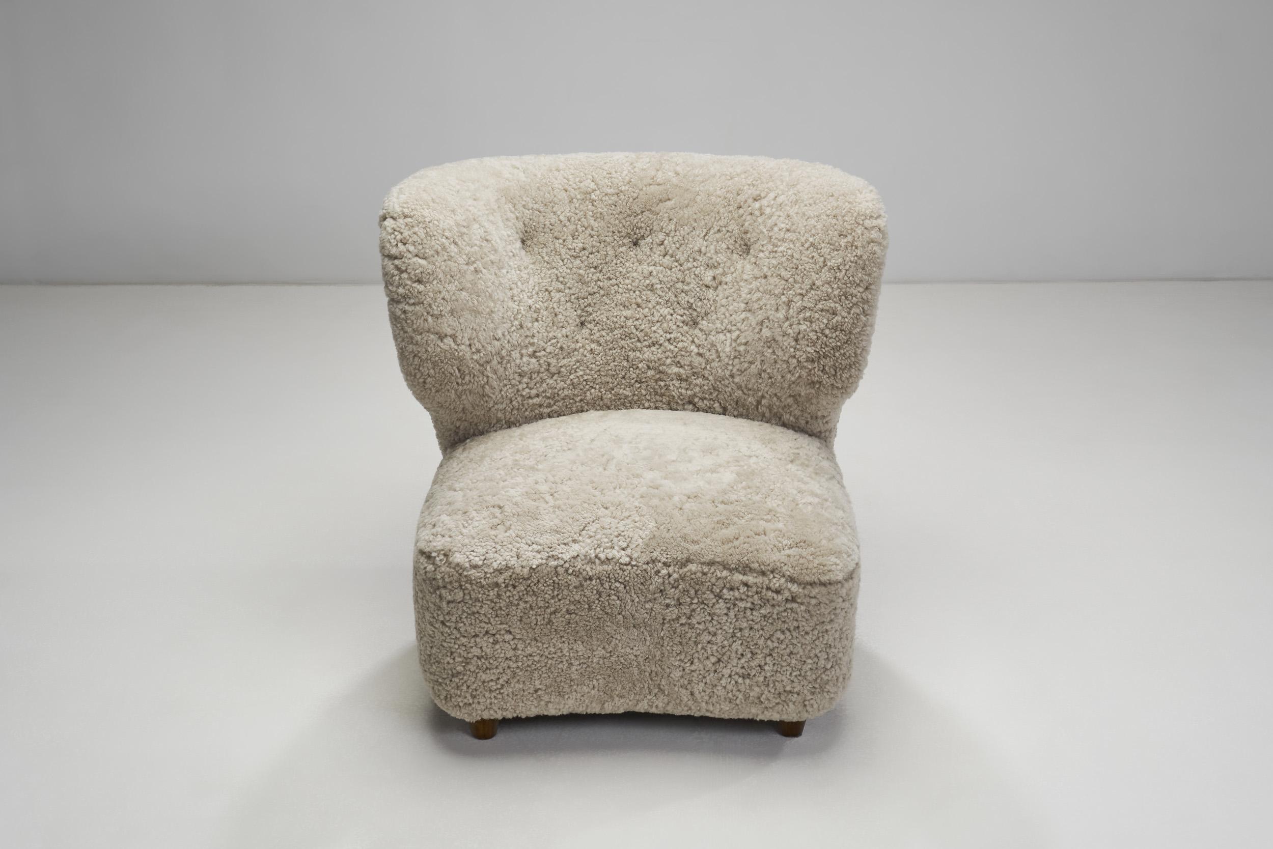 Milieu du XXe siècle Fauteuils scandinaves en peau de mouton avec poufs, Scandinavie, vers 1950 en vente